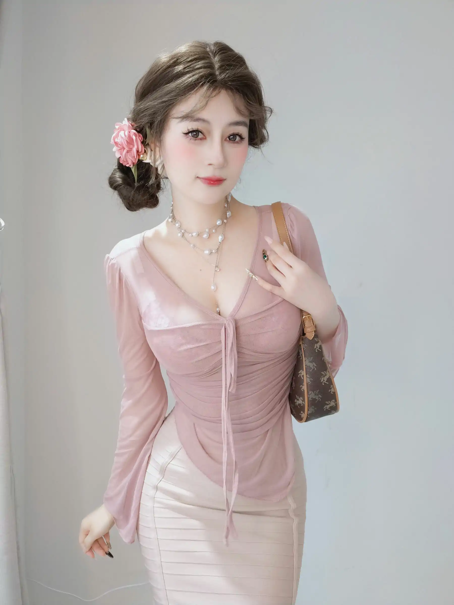 Coser小姐姐 白银 [fantia] 2024-11-24 ピンクの隣人