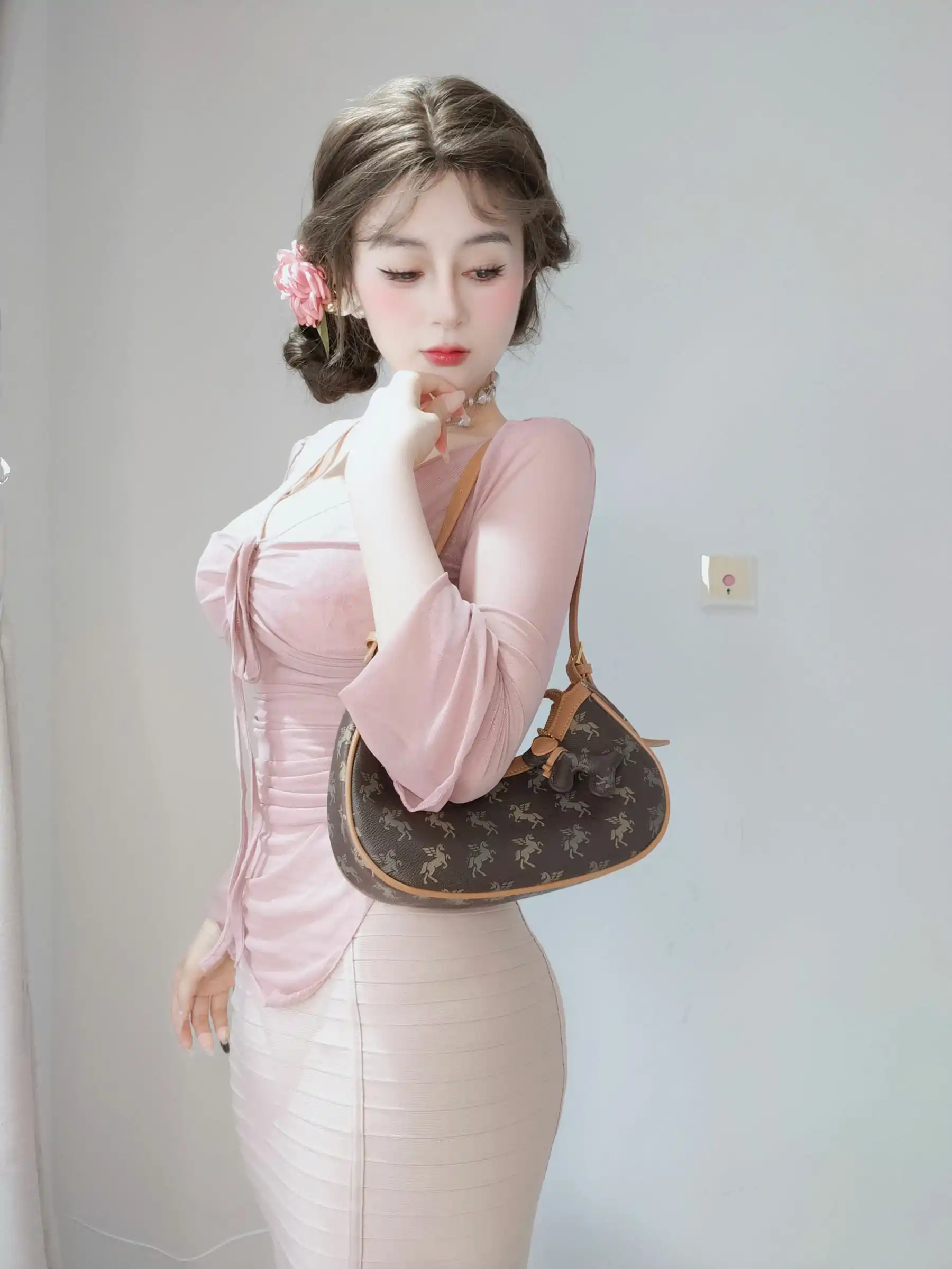 Coser小姐姐 白银 [fantia] 2024-11-24 ピンクの隣人