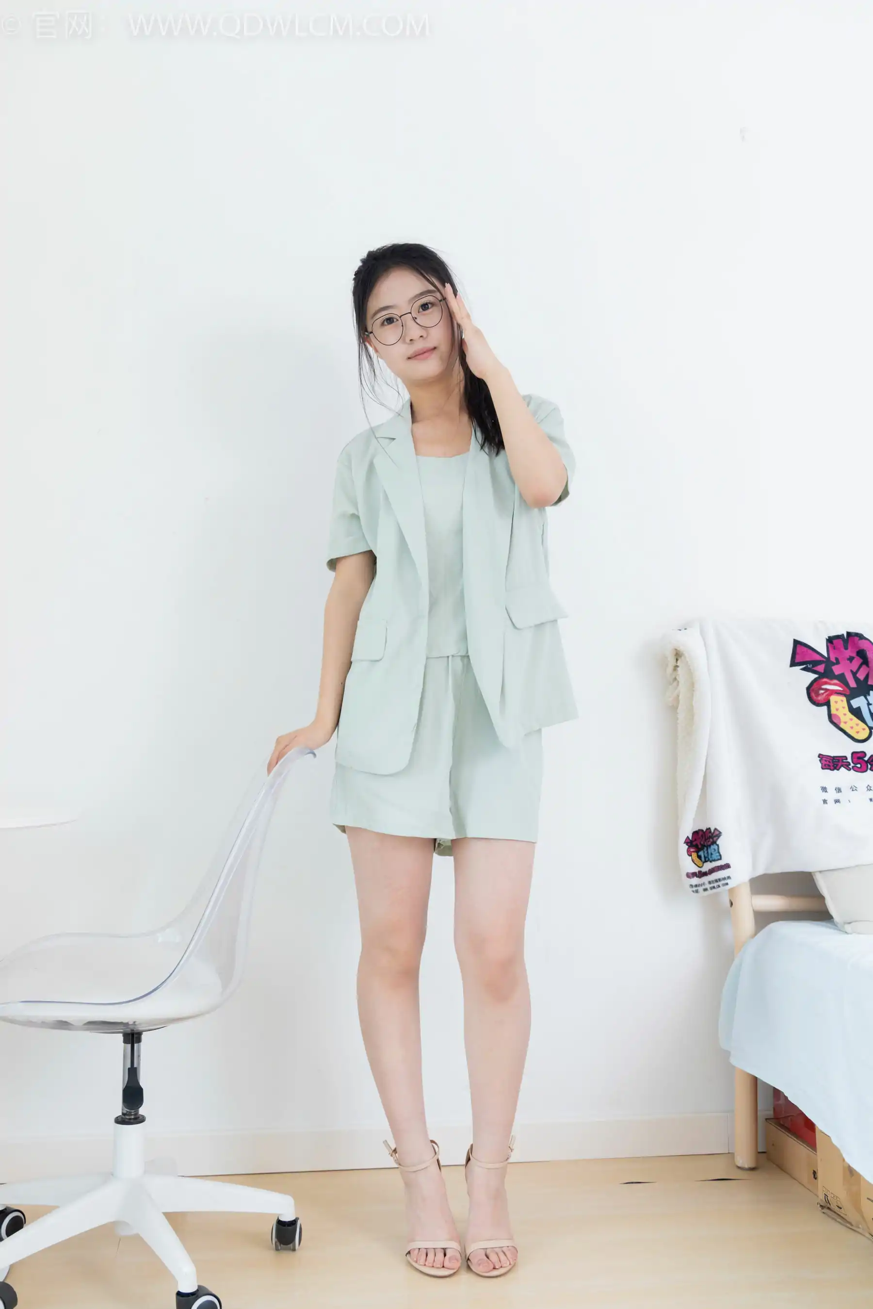 物恋传媒 No.2384 芋头 - 三双高跟鞋、薄肉丝、裸足