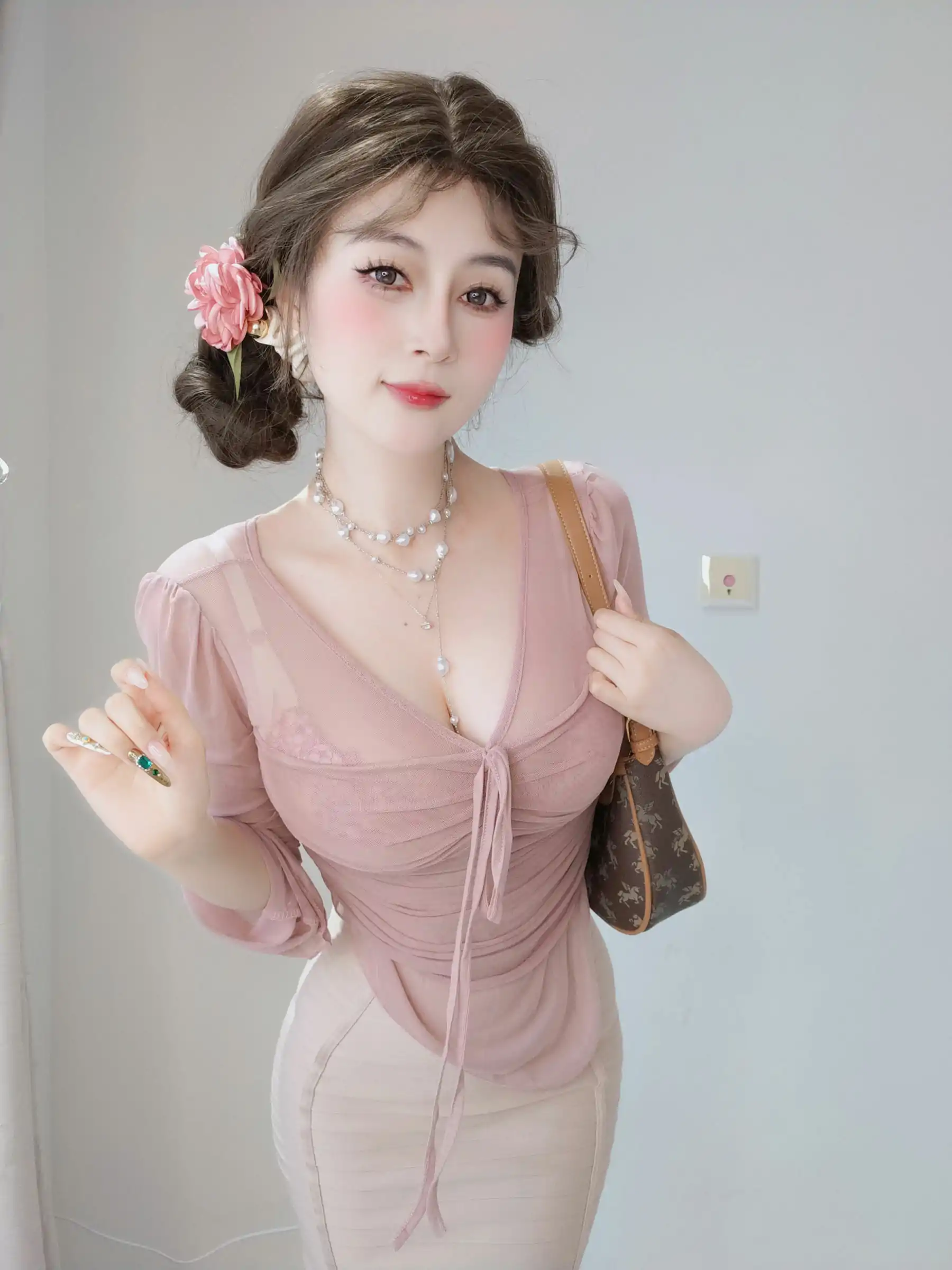 Coser小姐姐 白银 [fantia] 2024-11-24 ピンクの隣人