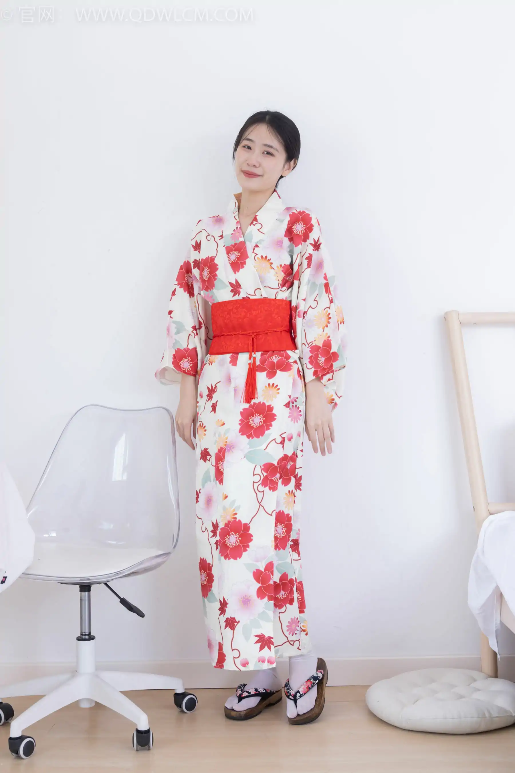 物恋传媒 No.2385 菜菜 - 木屐、短白丝、裸足、和服浴衣、裸足