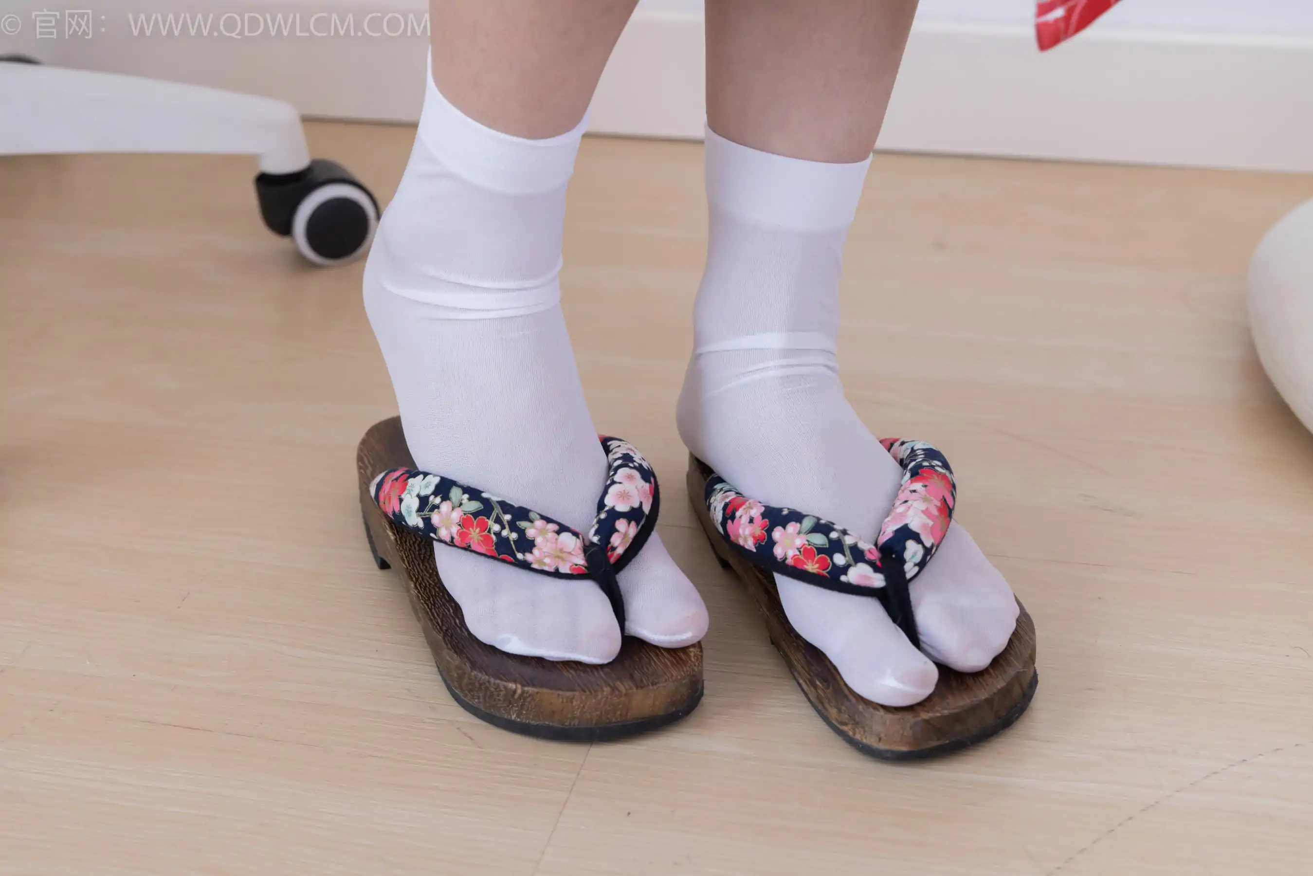 物恋传媒 No.2385 菜菜 - 木屐、短白丝、裸足、和服浴衣、裸足