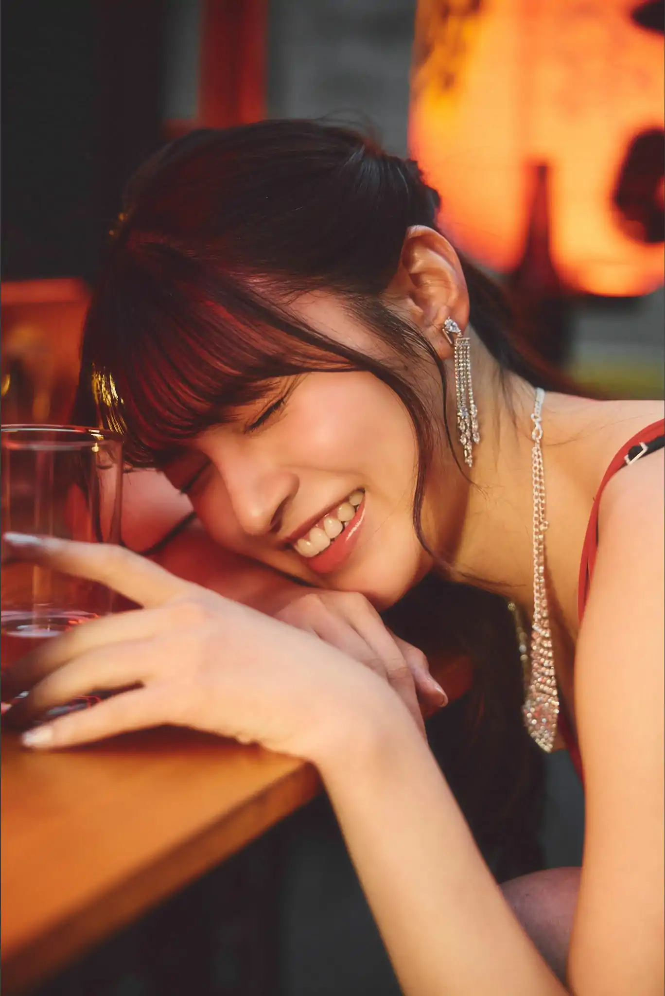 神志那結衣 - 赤いドレスを脱いだら