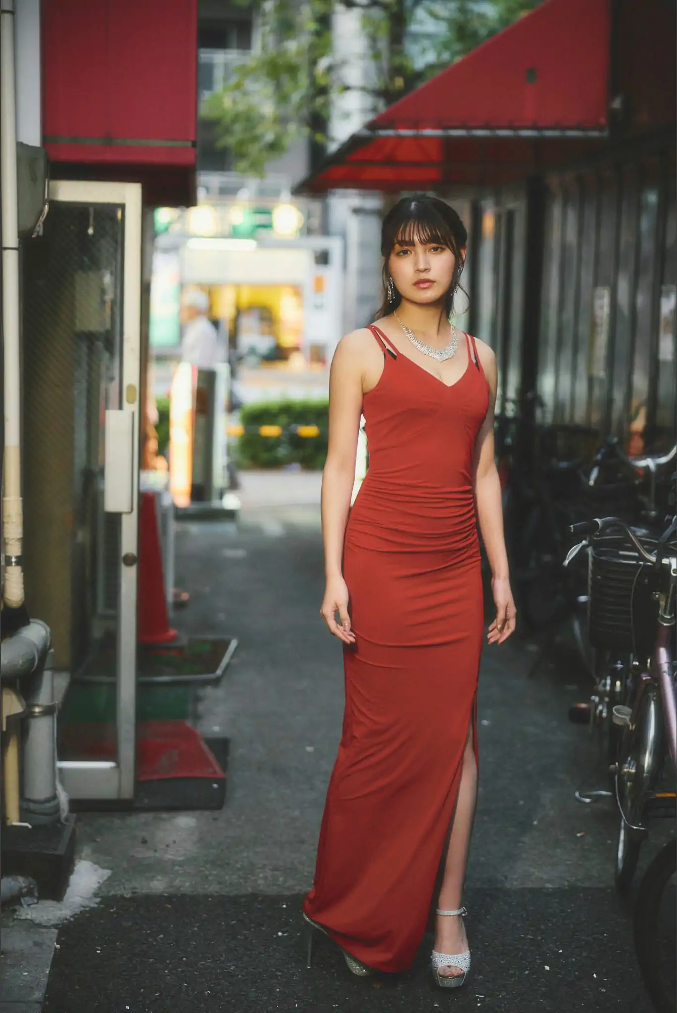 神志那結衣 - 赤いドレスを脱いだら