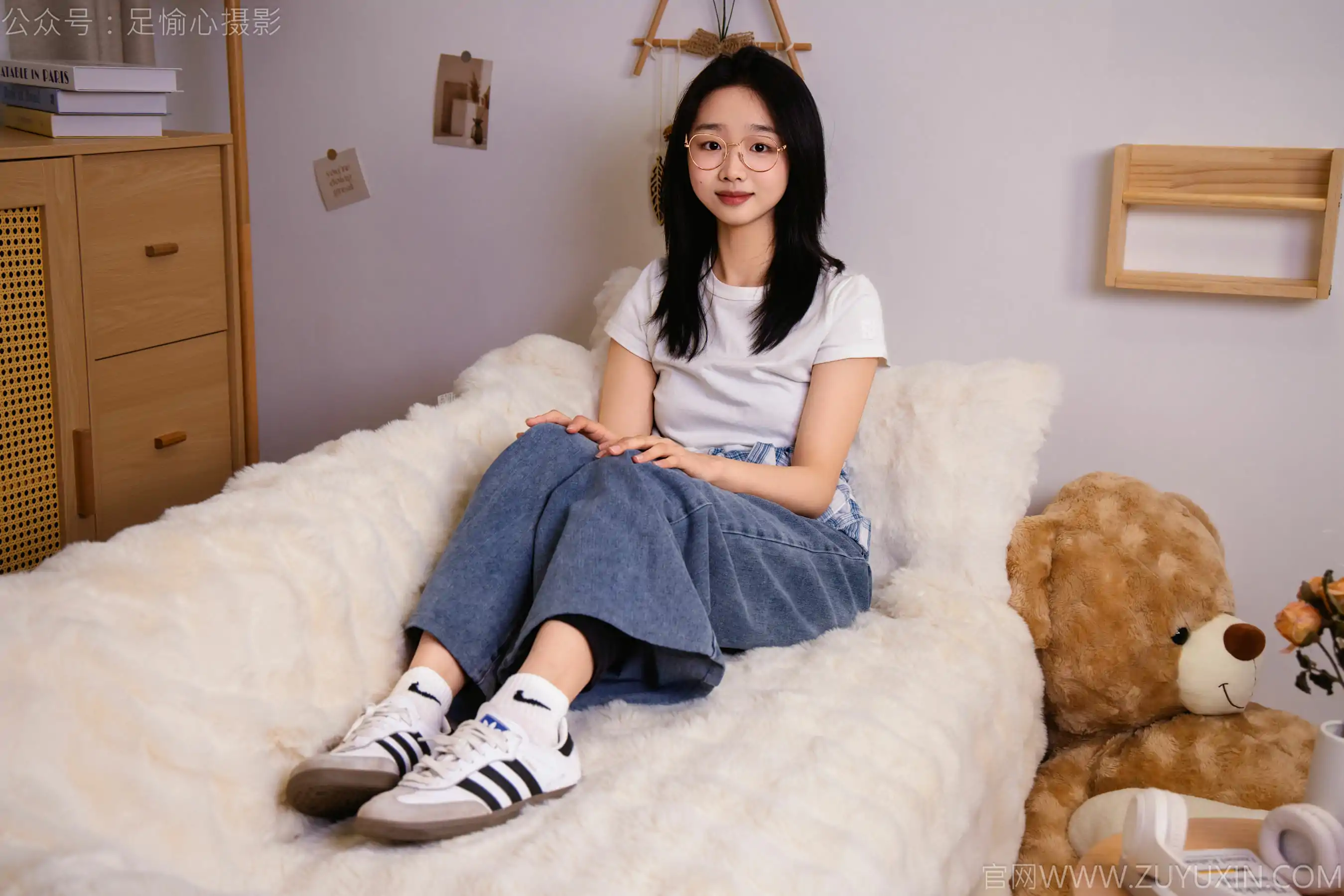 足愉心 No.027 奶芙 （搭配：白色T恤、牛仔长裤、德训鞋、白色棉袜、裸足）
