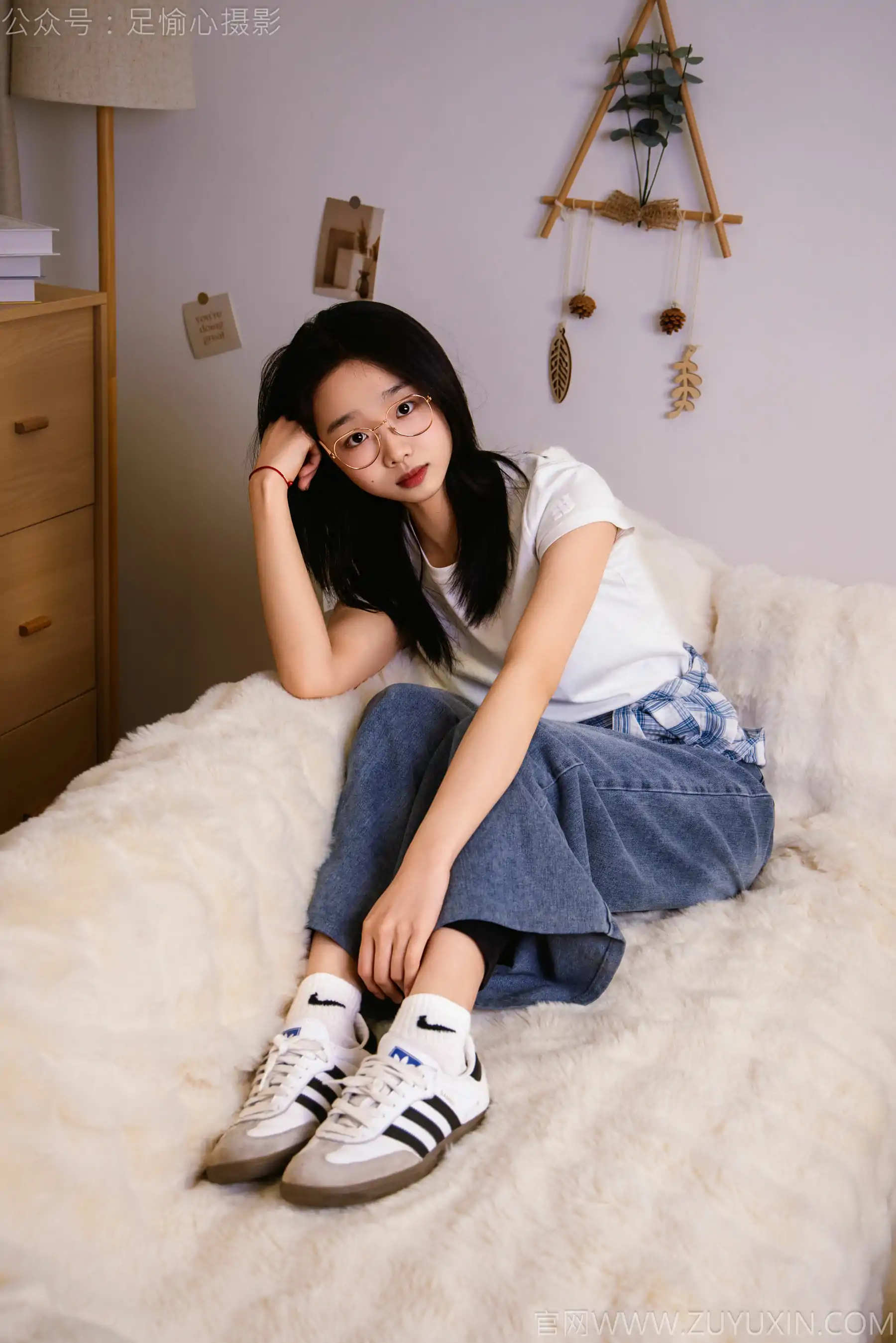 足愉心 No.027 奶芙 （搭配：白色T恤、牛仔长裤、德训鞋、白色棉袜、裸足）