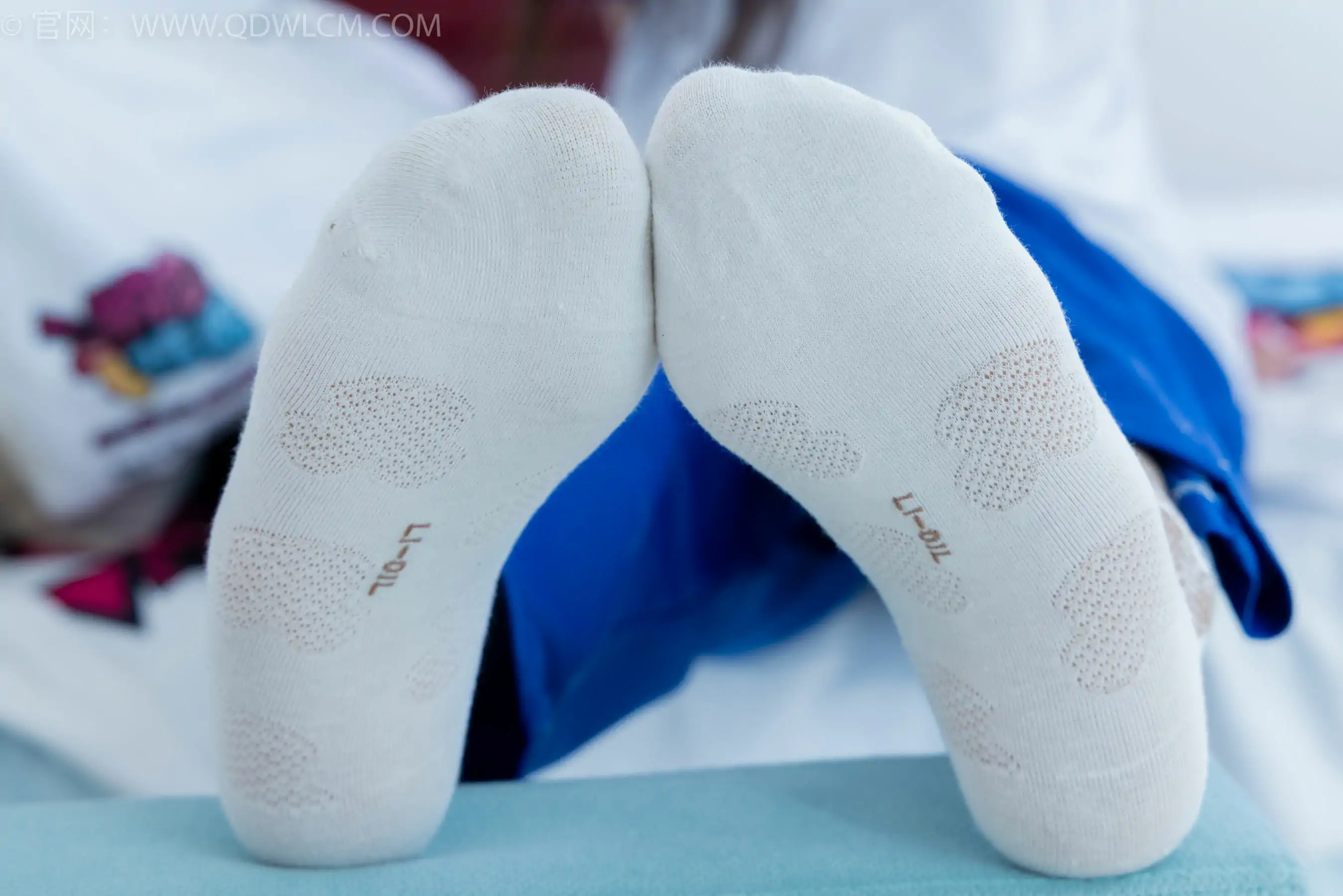 物恋传媒 No.2406 橙橙 - 帆布鞋、白棉袜、薄肉丝、校服裤里丝