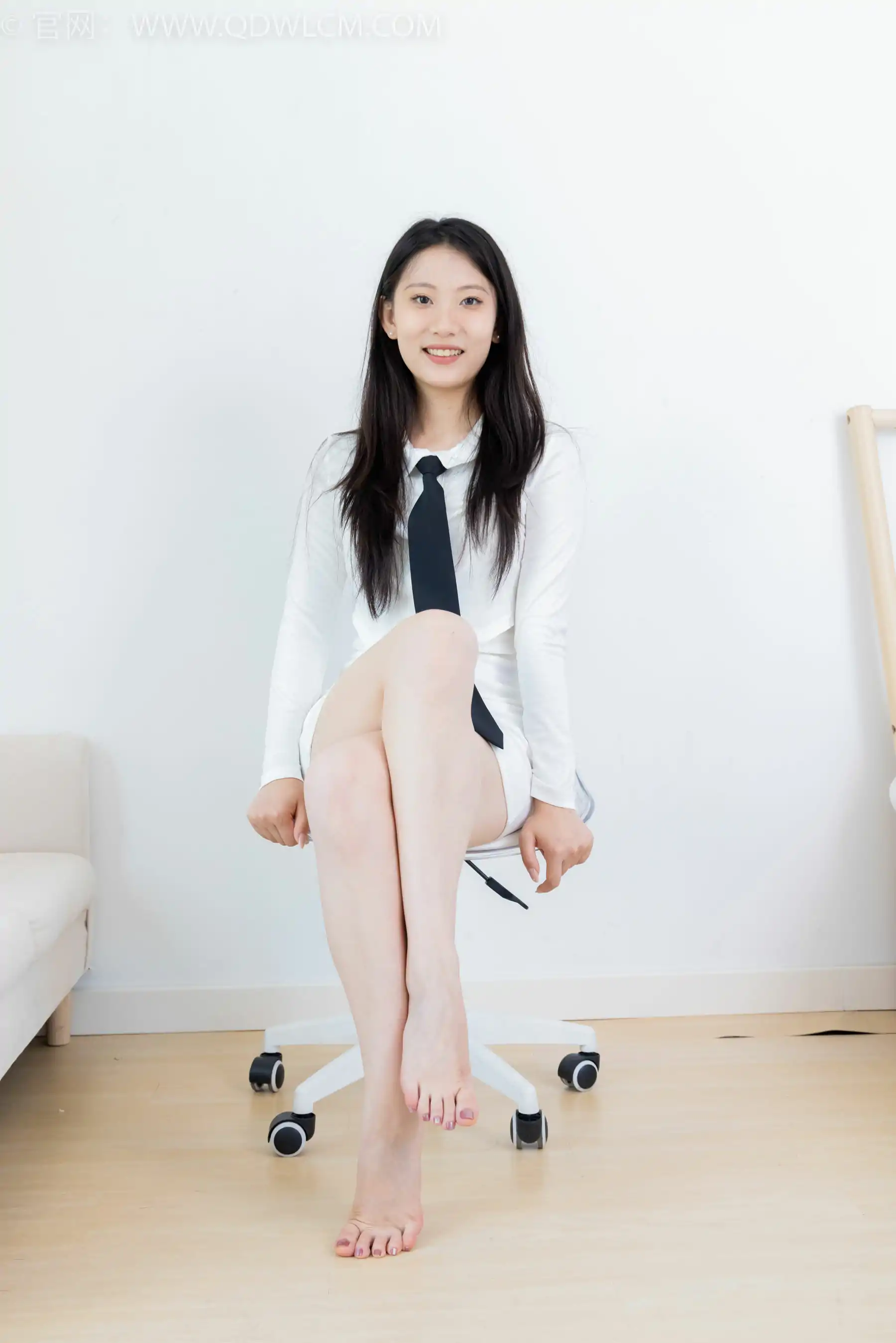 物恋传媒 No.2411 奶糖 - 两双高跟凉鞋、薄肉丝、薄黑丝、裸足