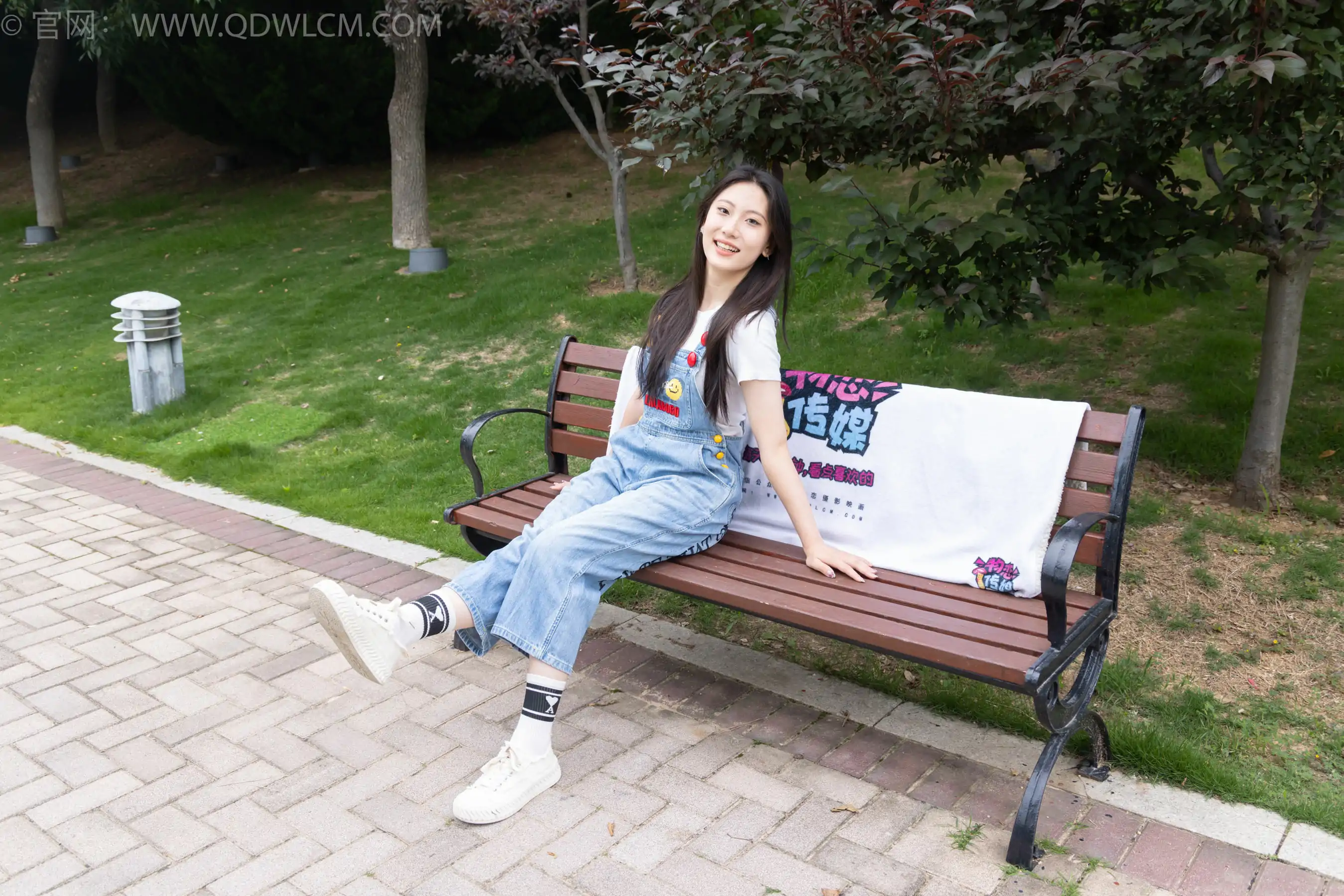 物恋传媒 No.2407 奶糖 - 帆布鞋、自然穿脏白棉袜、裸足