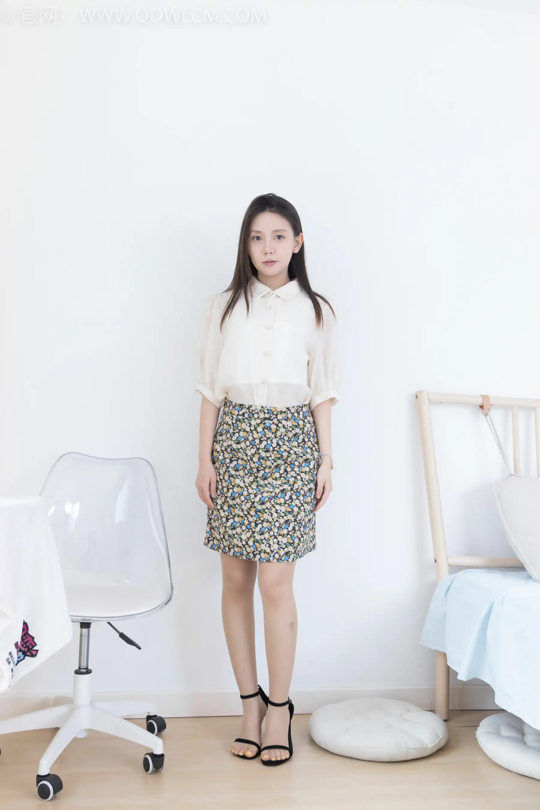 物恋传媒 No.2409 小曦 - 三双高跟鞋、薄肉丝、裸足