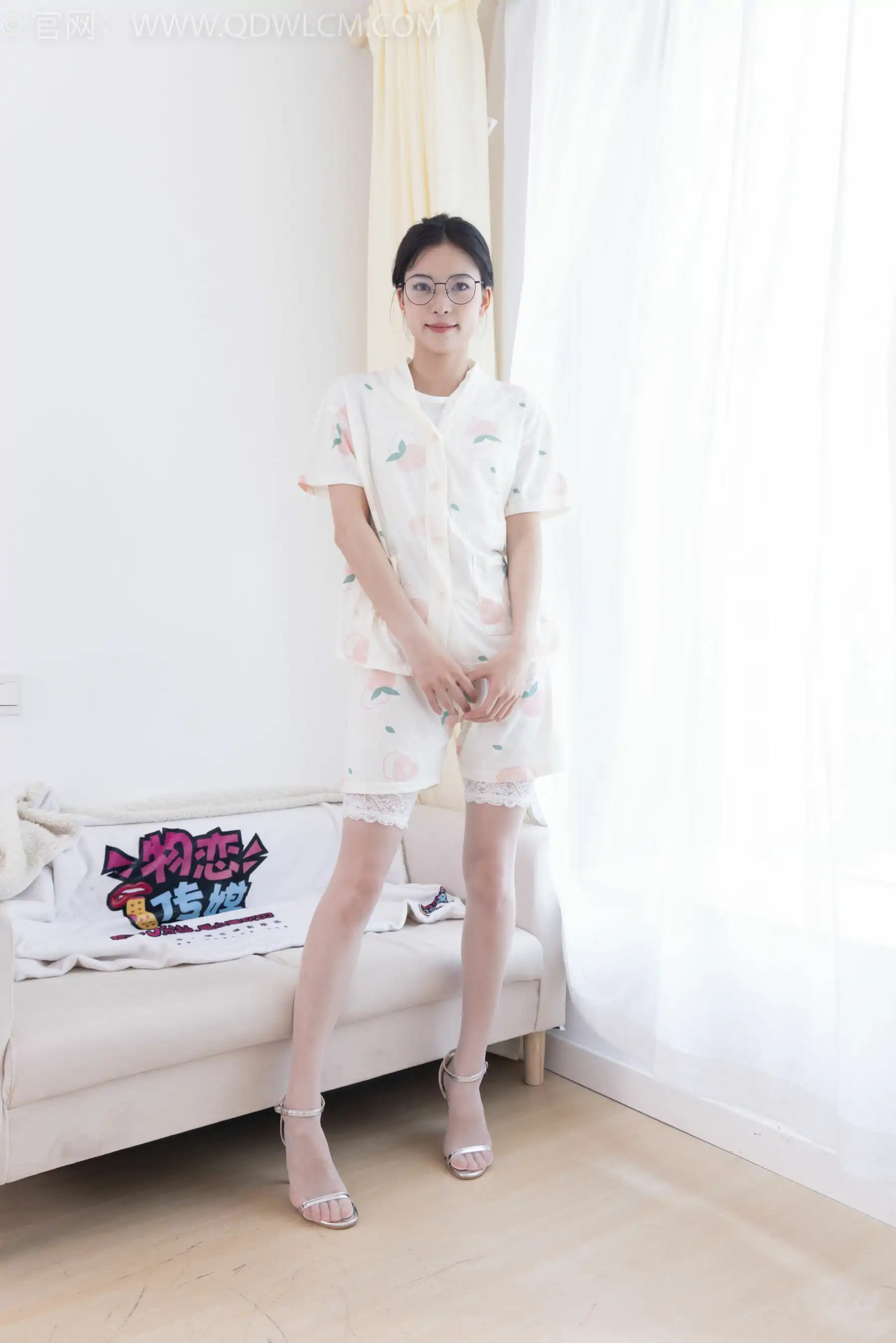 物恋传媒 No.2408 茯苓 - 高跟凉鞋、薄白丝