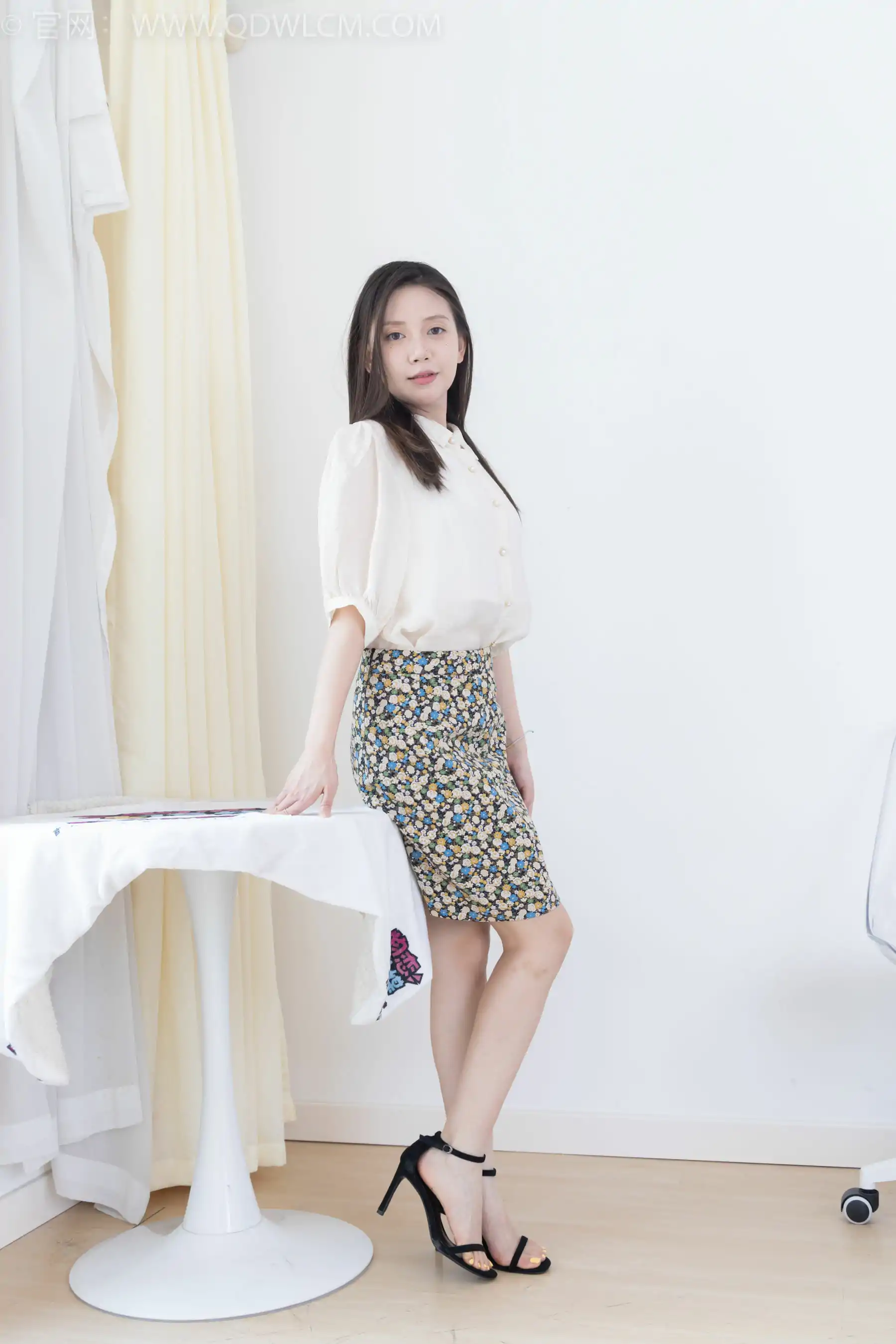 物恋传媒 No.2409 小曦 - 三双高跟鞋、薄肉丝、裸足