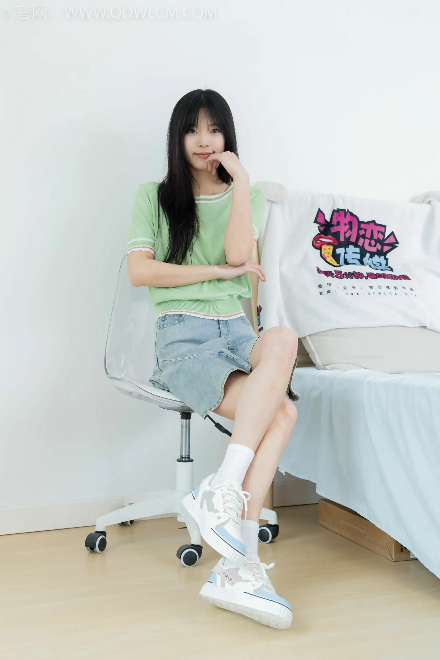 物恋传媒 No.2402 茯苓 - 板鞋、白棉袜、裸足