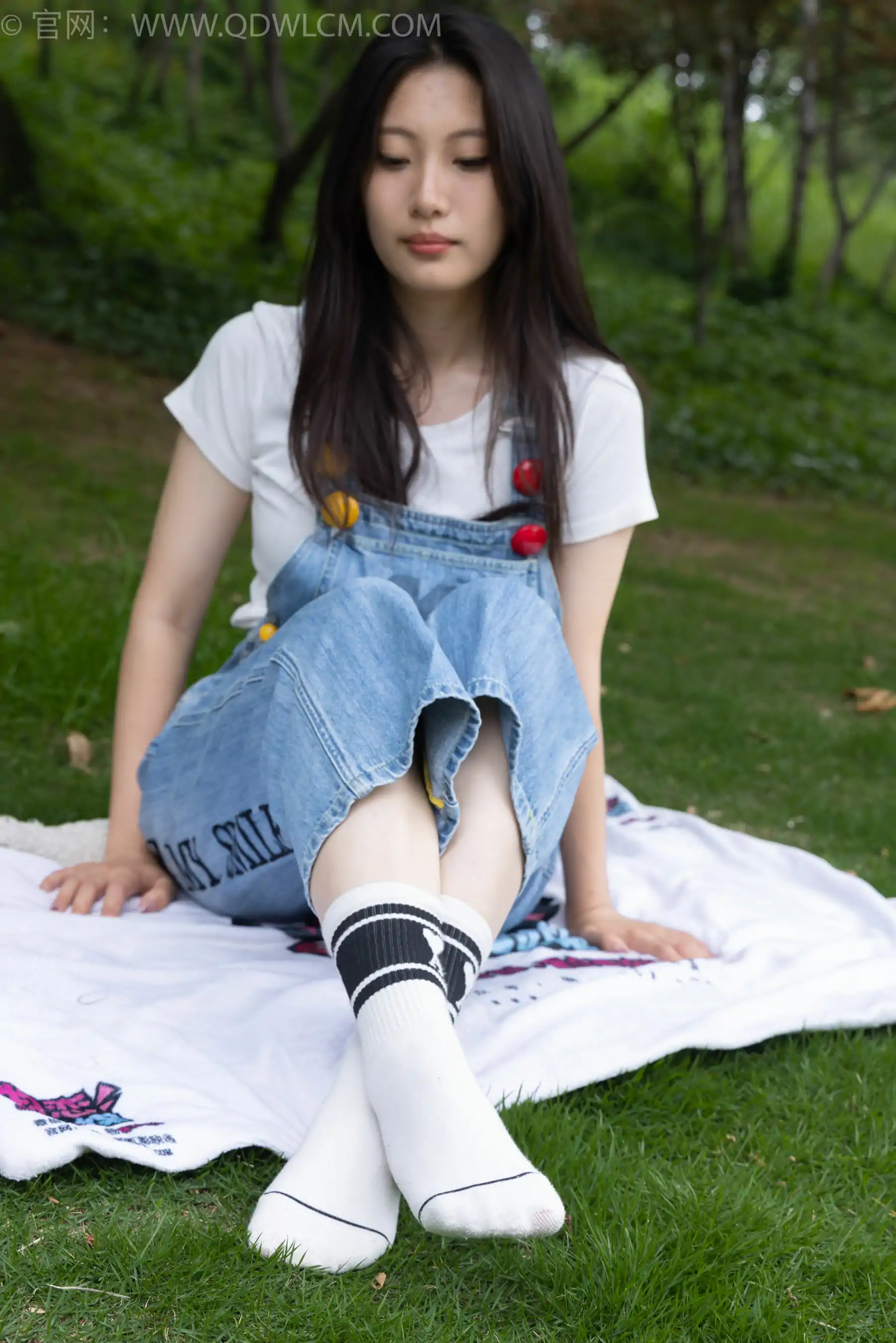 物恋传媒 No.2407 奶糖 - 帆布鞋、自然穿脏白棉袜、裸足