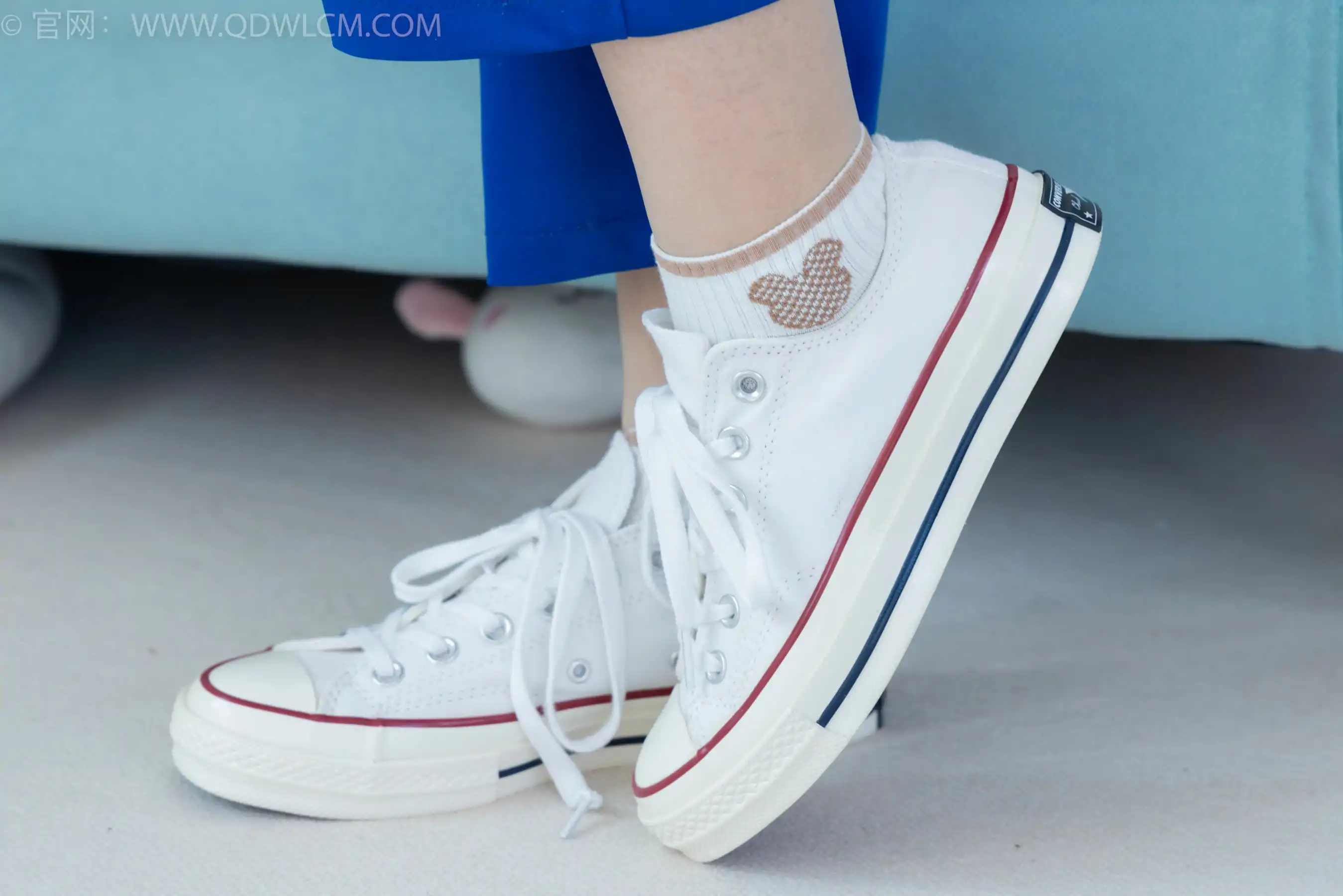 物恋传媒 No.2406 橙橙 - 帆布鞋、白棉袜、薄肉丝、校服裤里丝