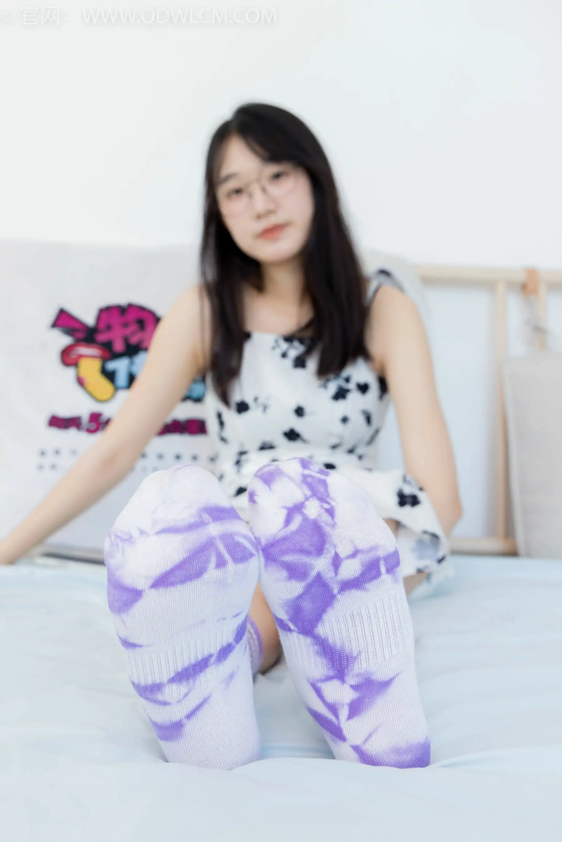 物恋传媒 No.2403 小椿 - 帆布鞋、白紫棉袜、裸足