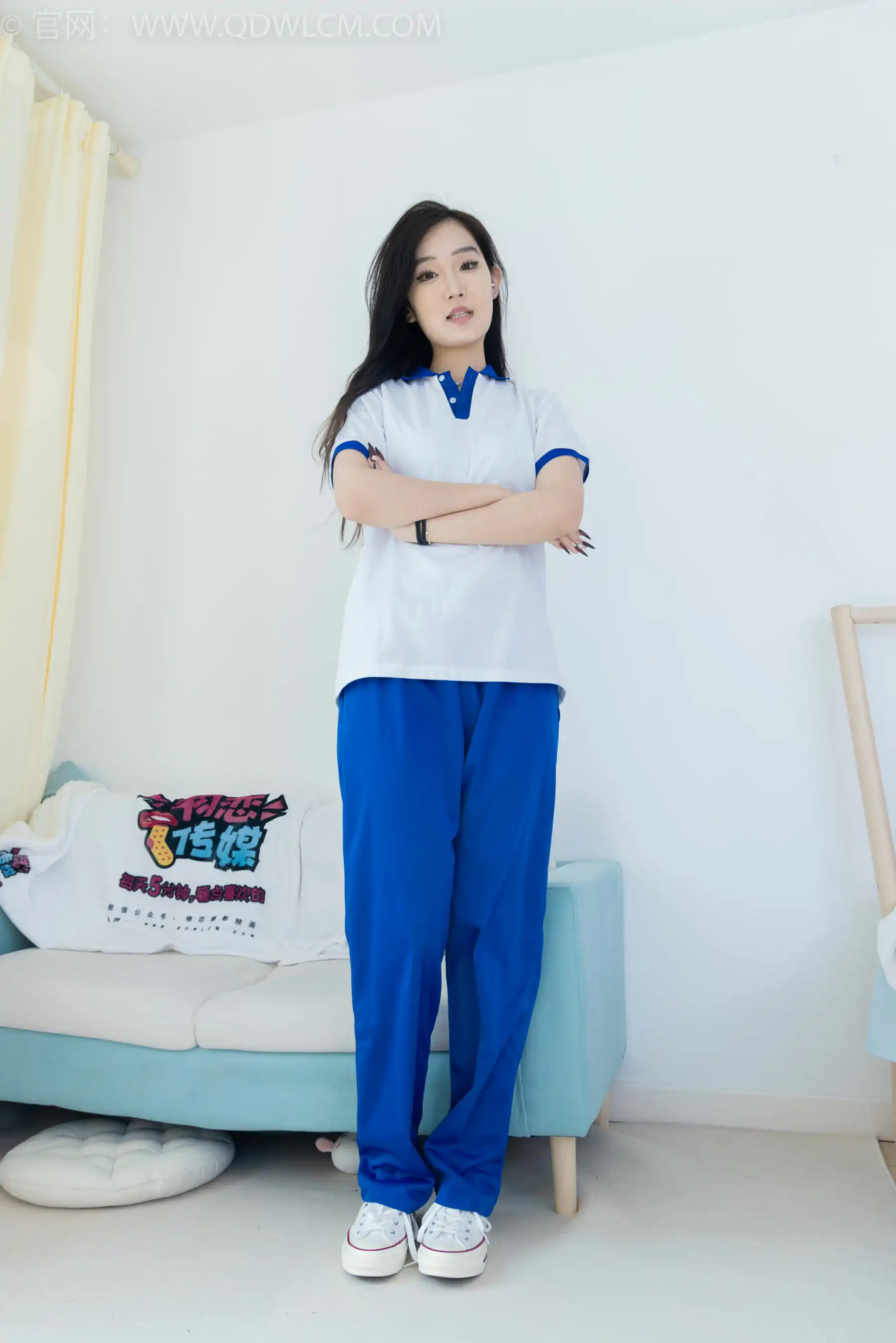 物恋传媒 No.2406 橙橙 - 帆布鞋、白棉袜、薄肉丝、校服裤里丝