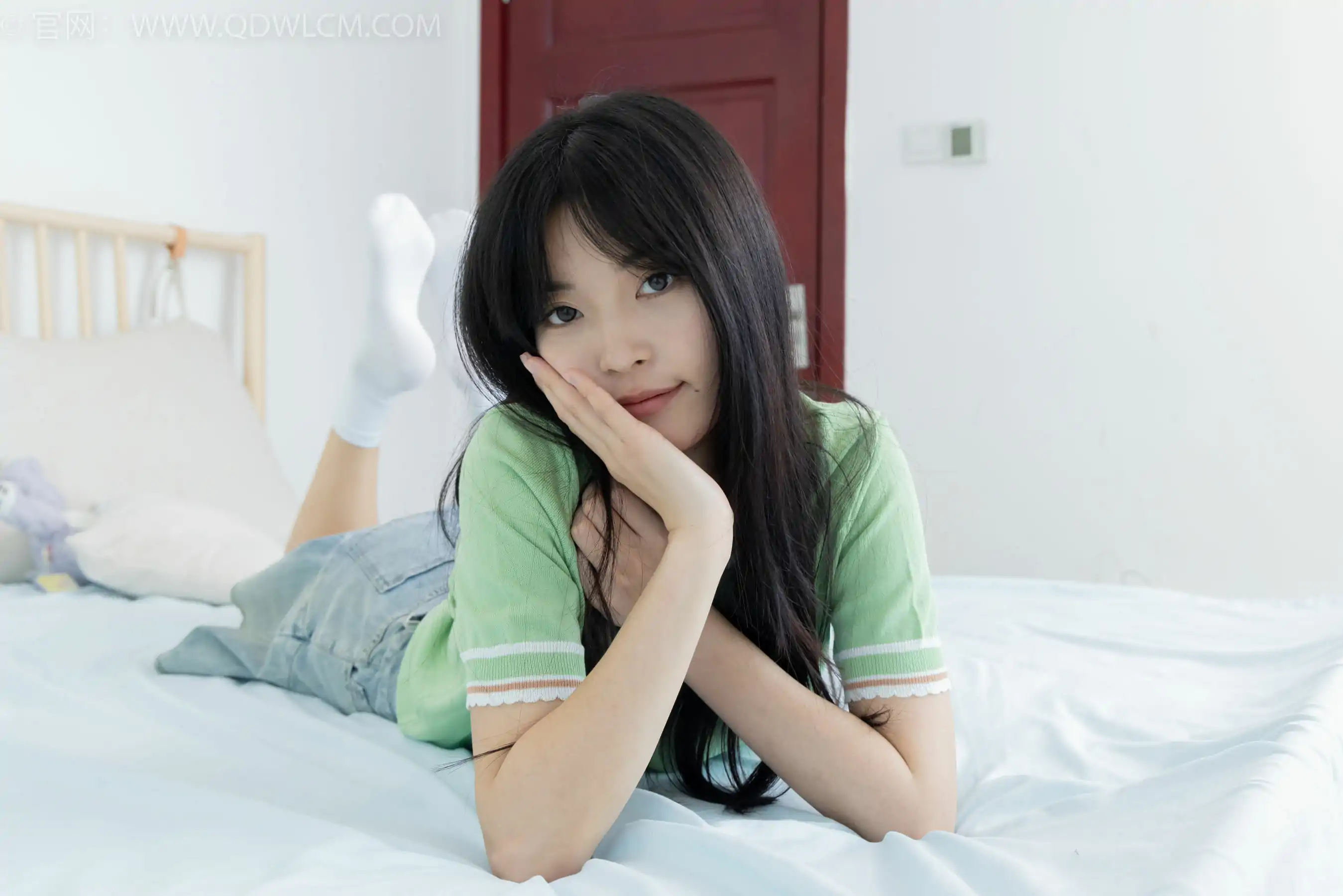 物恋传媒 No.2402 茯苓 - 板鞋、白棉袜、裸足