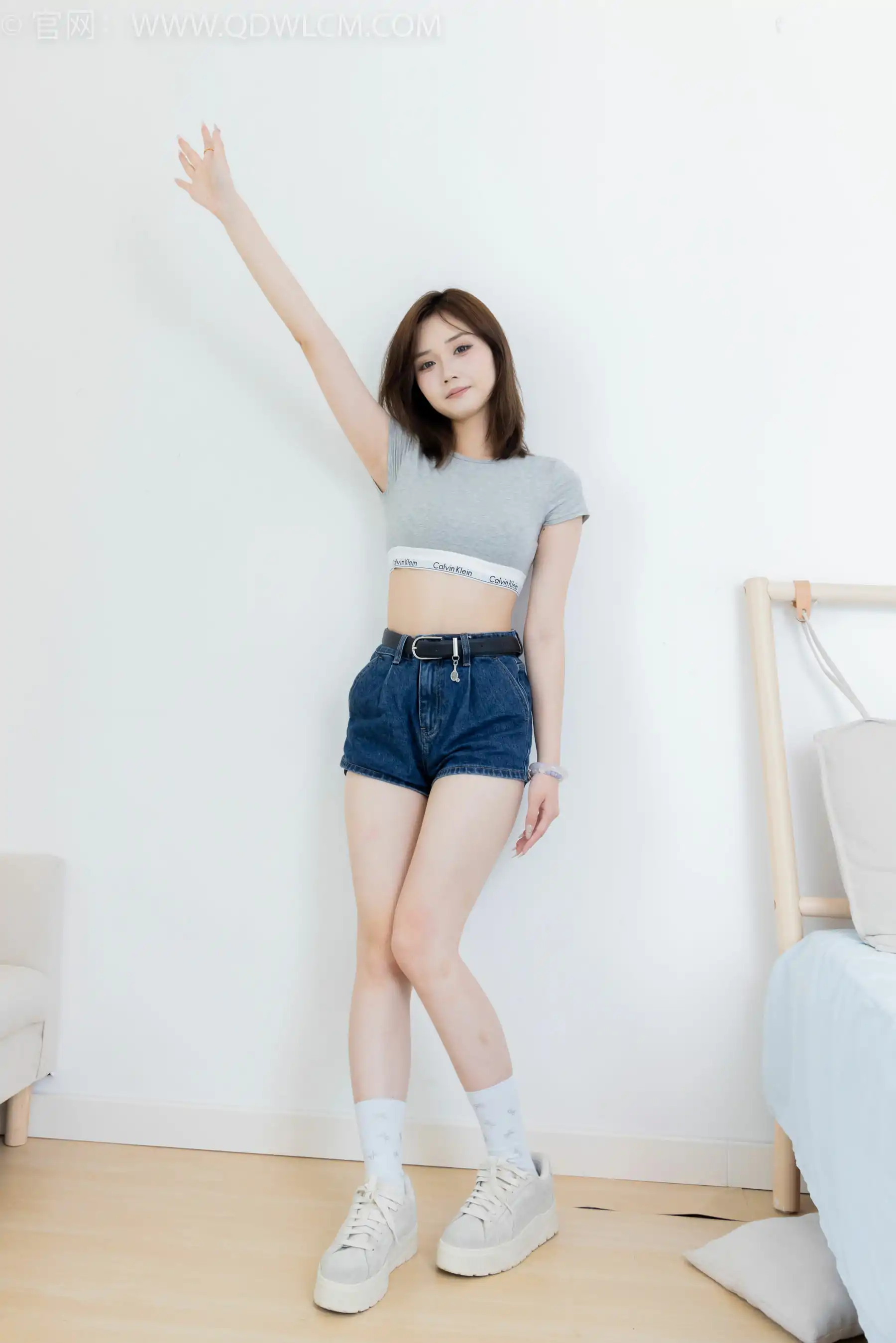 物恋传媒 No.2404 橙子 - 帆布鞋、白棉袜、裸足