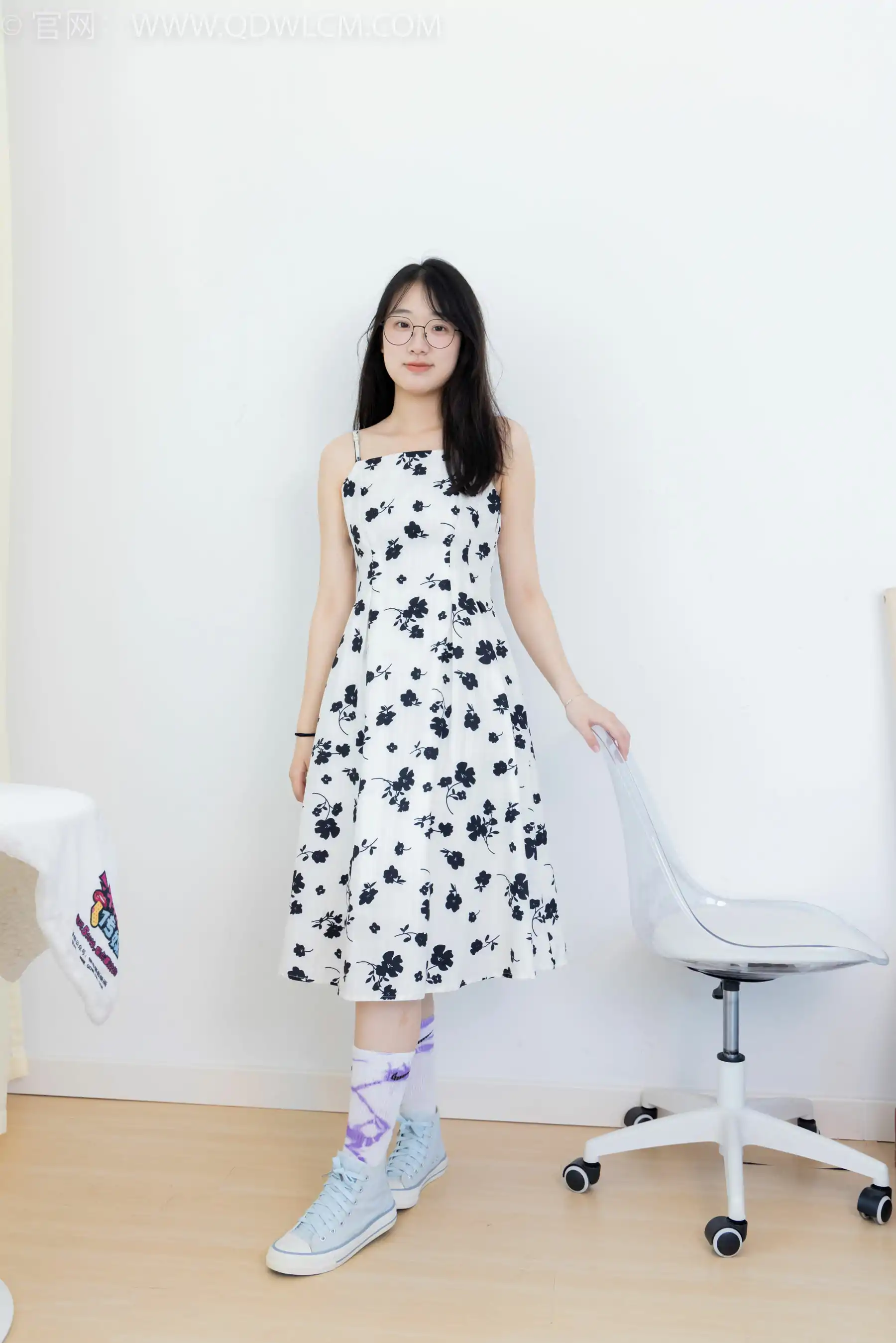 物恋传媒 No.2403 小椿 - 帆布鞋、白紫棉袜、裸足