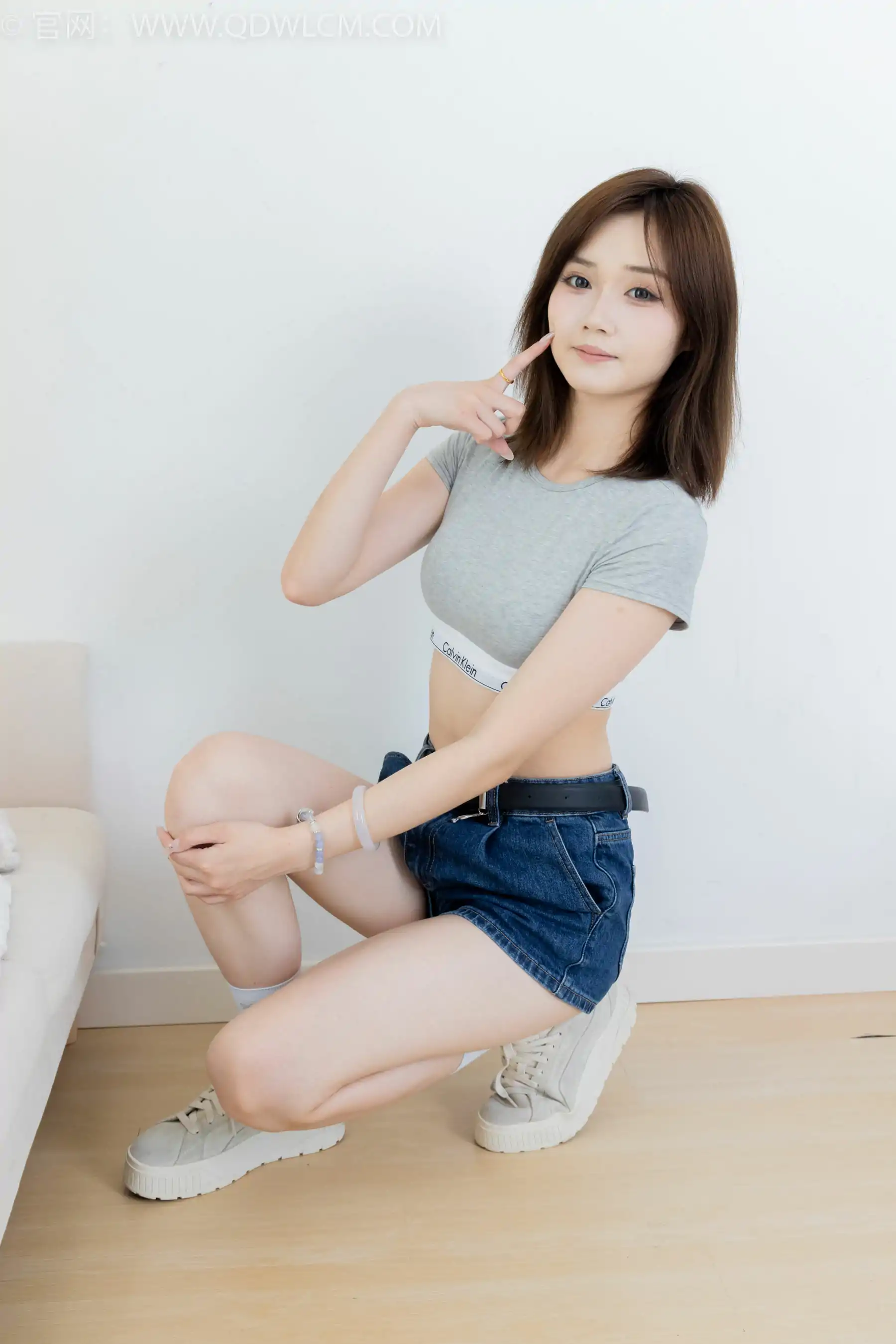 物恋传媒 No.2404 橙子 - 帆布鞋、白棉袜、裸足