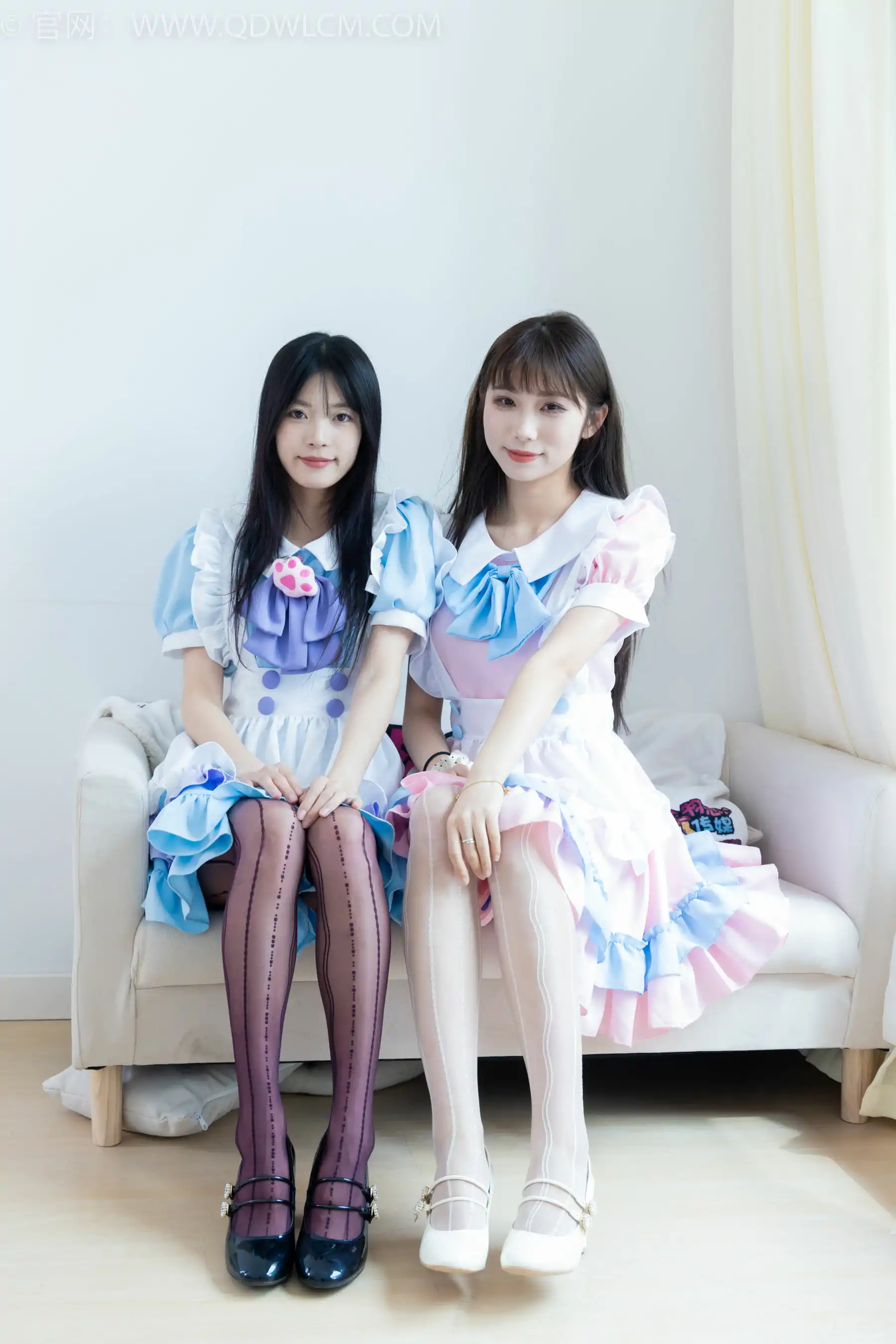 物恋传媒 No.2400 茯苓&泡泡 - 高跟鞋、丝袜、互相挠脚心剧情