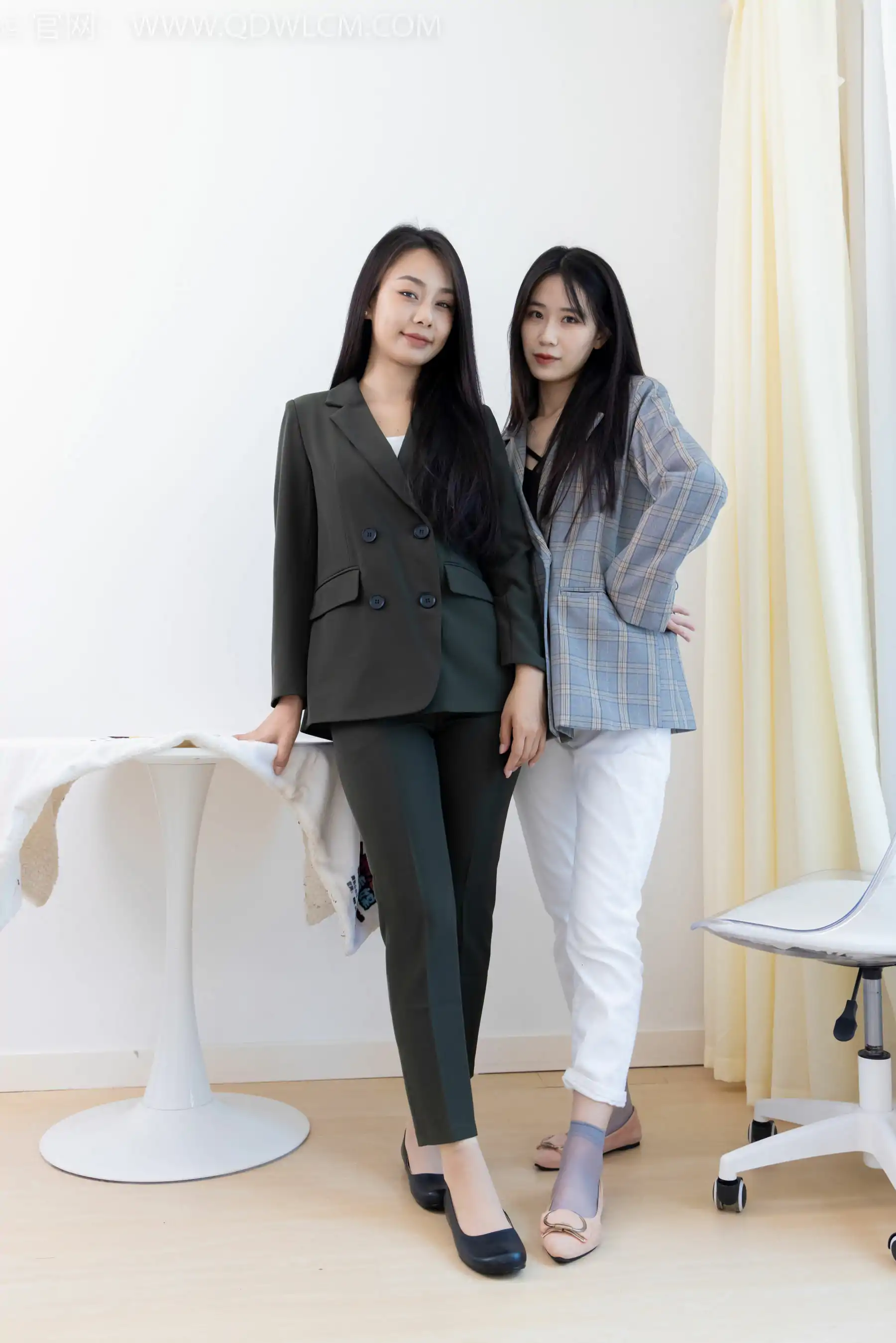 物恋传媒 No.2412 菜菜&岚岚 - 平底鞋、短肉丝短灰丝、裸足