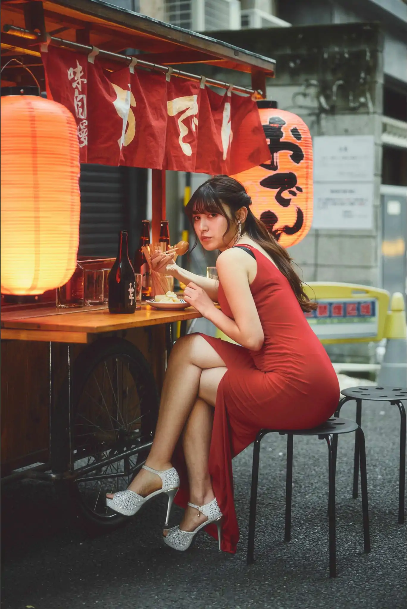 神志那結衣 - 赤いドレスを脱いだら