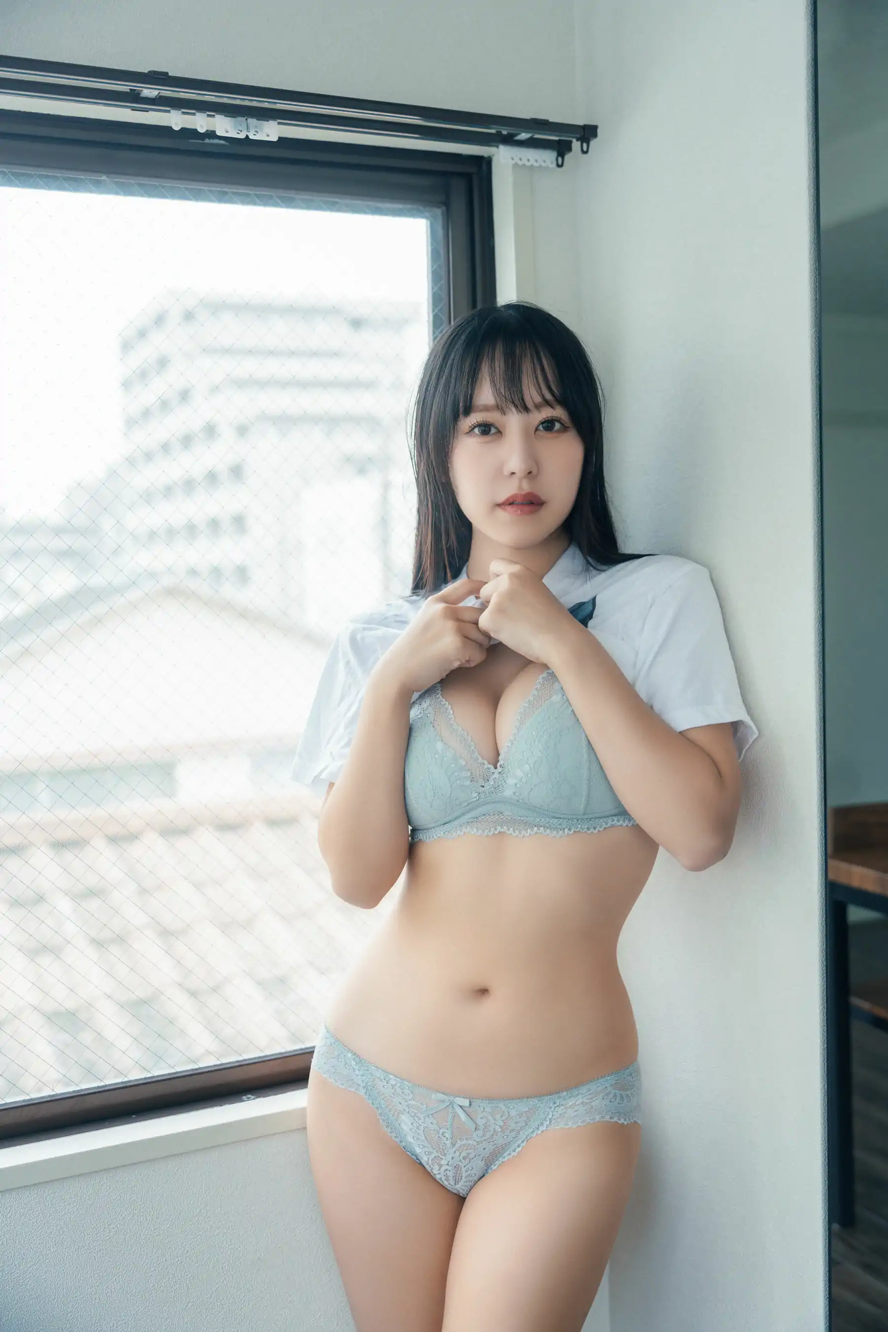 Mina pochi 音羽美奈 - First photobook