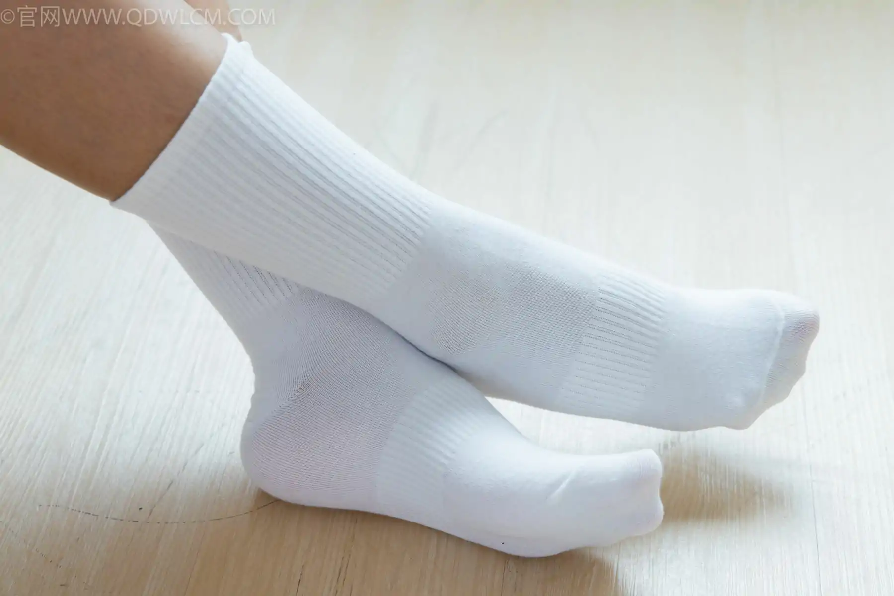 物恋传媒 No.2480 岚岚 - JK制服、白棉袜、穿鞋菜西红柿