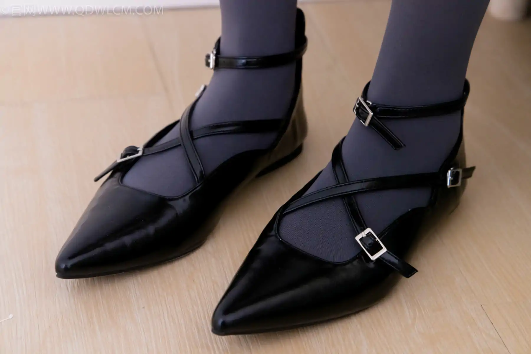 物恋传媒 No.2487 恬恬 - 高跟鞋、厚灰丝、老头乐挠脚剧情