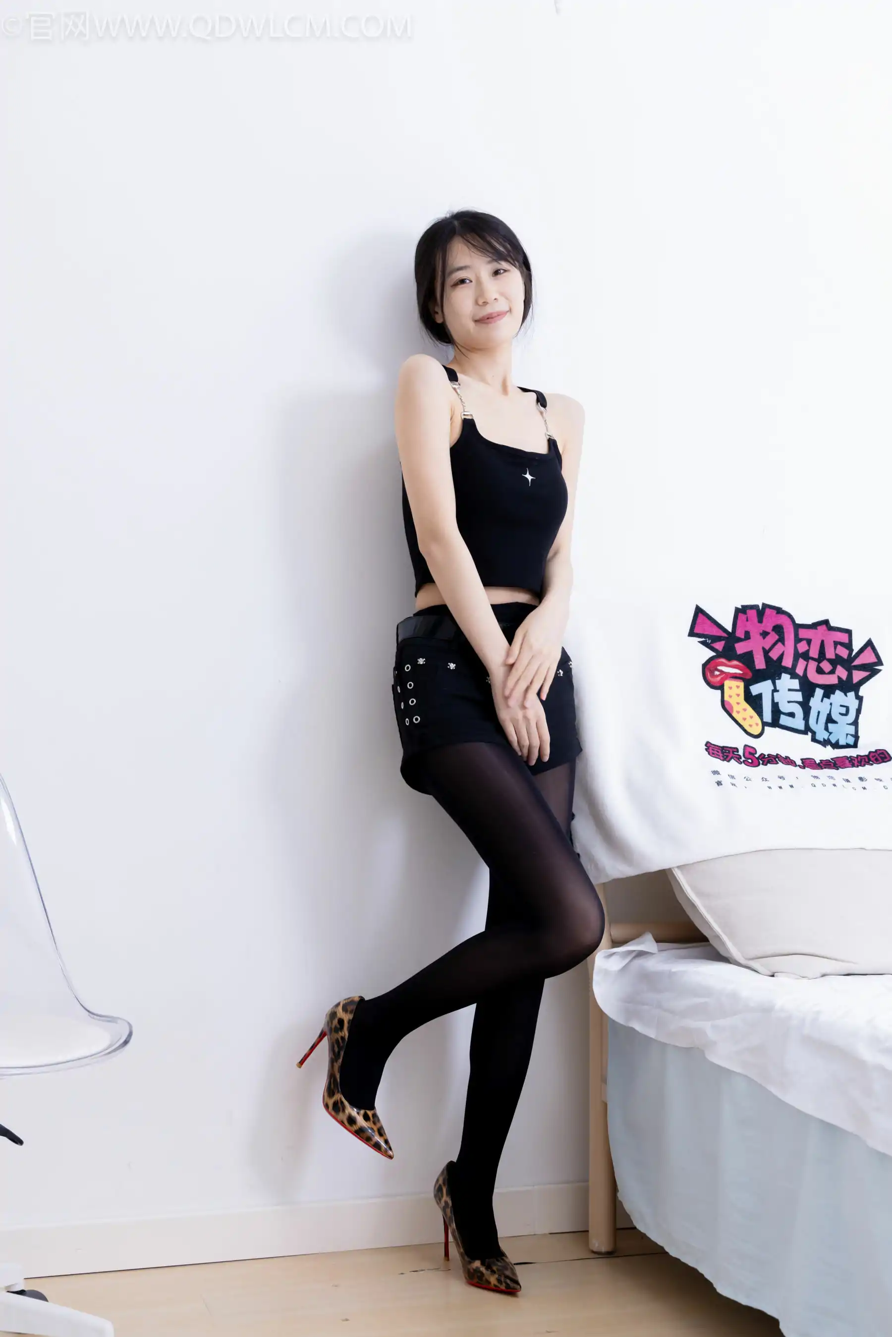 物恋传媒 No.2486 菜菜 - 高跟鞋、厚黑丝、裸足