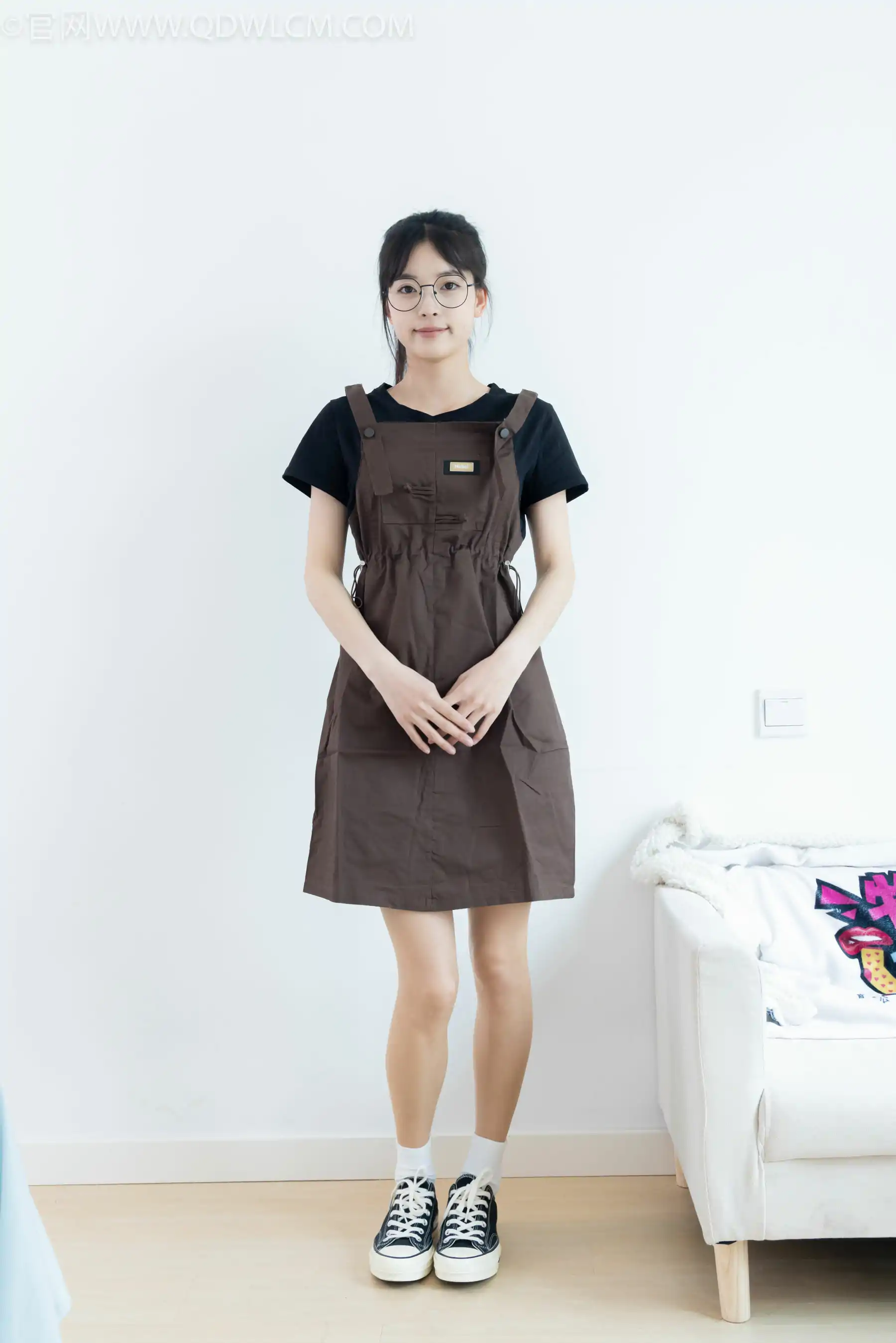 物恋传媒 No.2483 茯苓 - 帆布鞋、白棉袜、薄肉丝