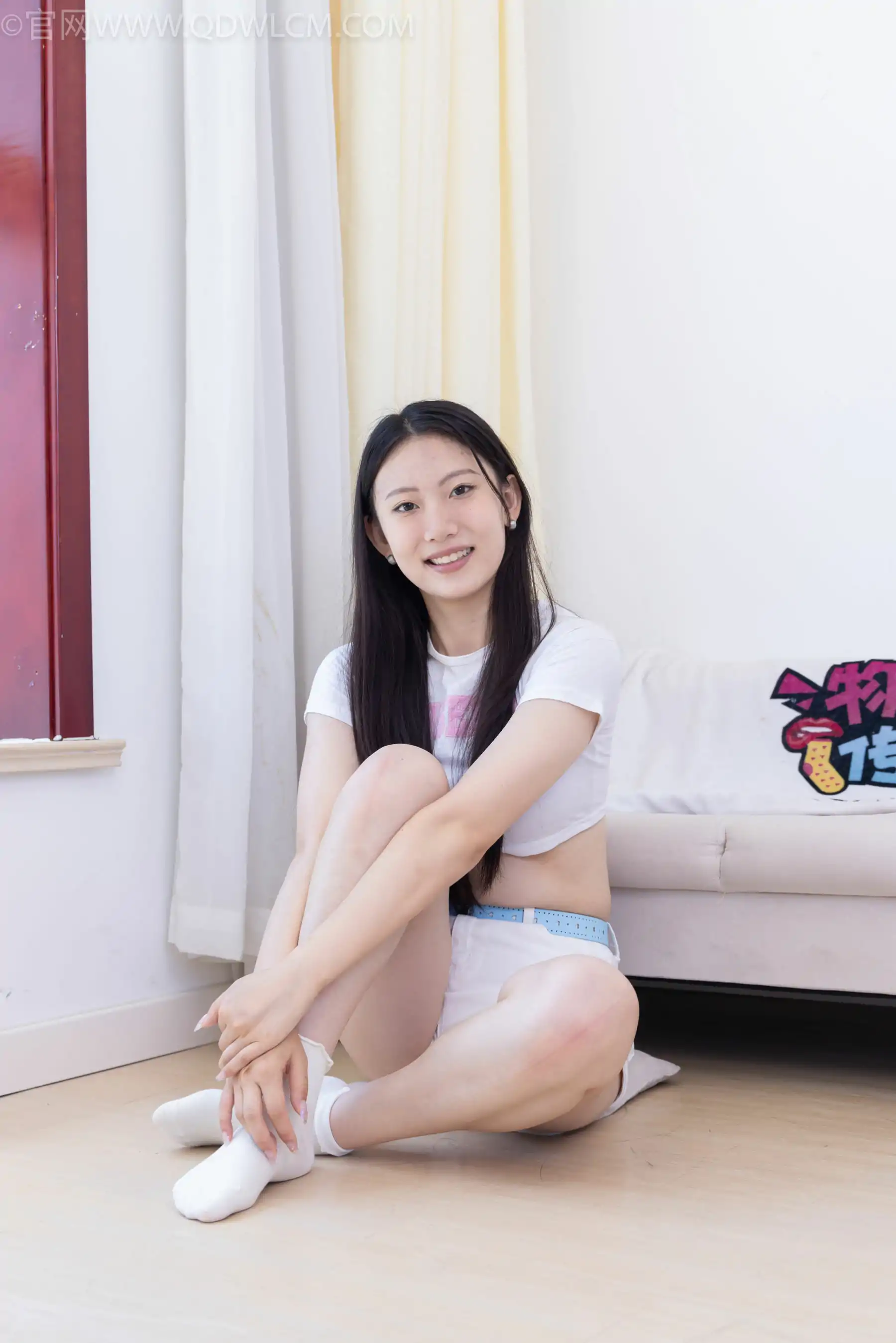 物恋传媒 No.2488 奶糖 - 高跟长靴、白棉袜、裸足