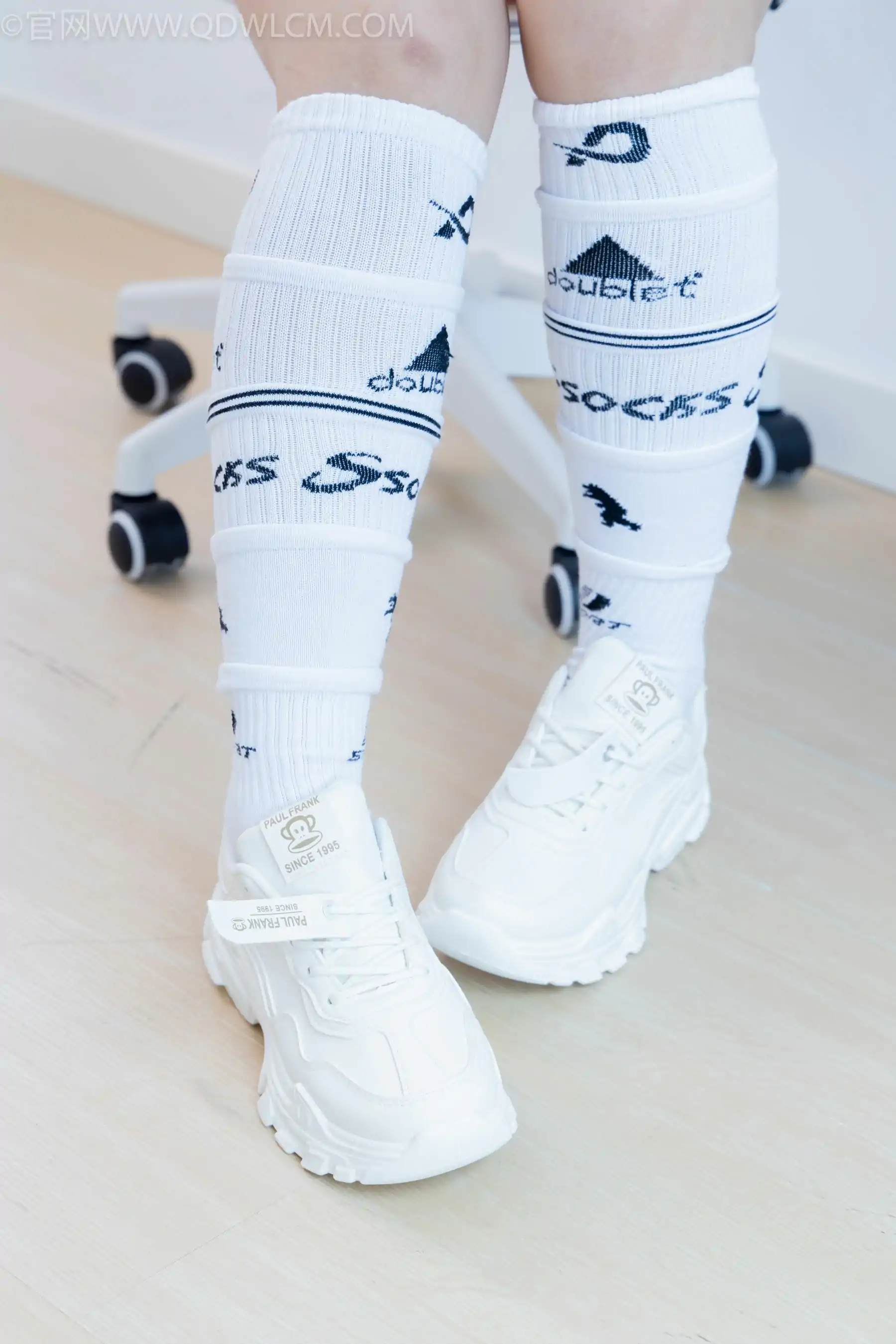 物恋传媒 No.2482 小可 - 运动鞋、白棉袜、裸足