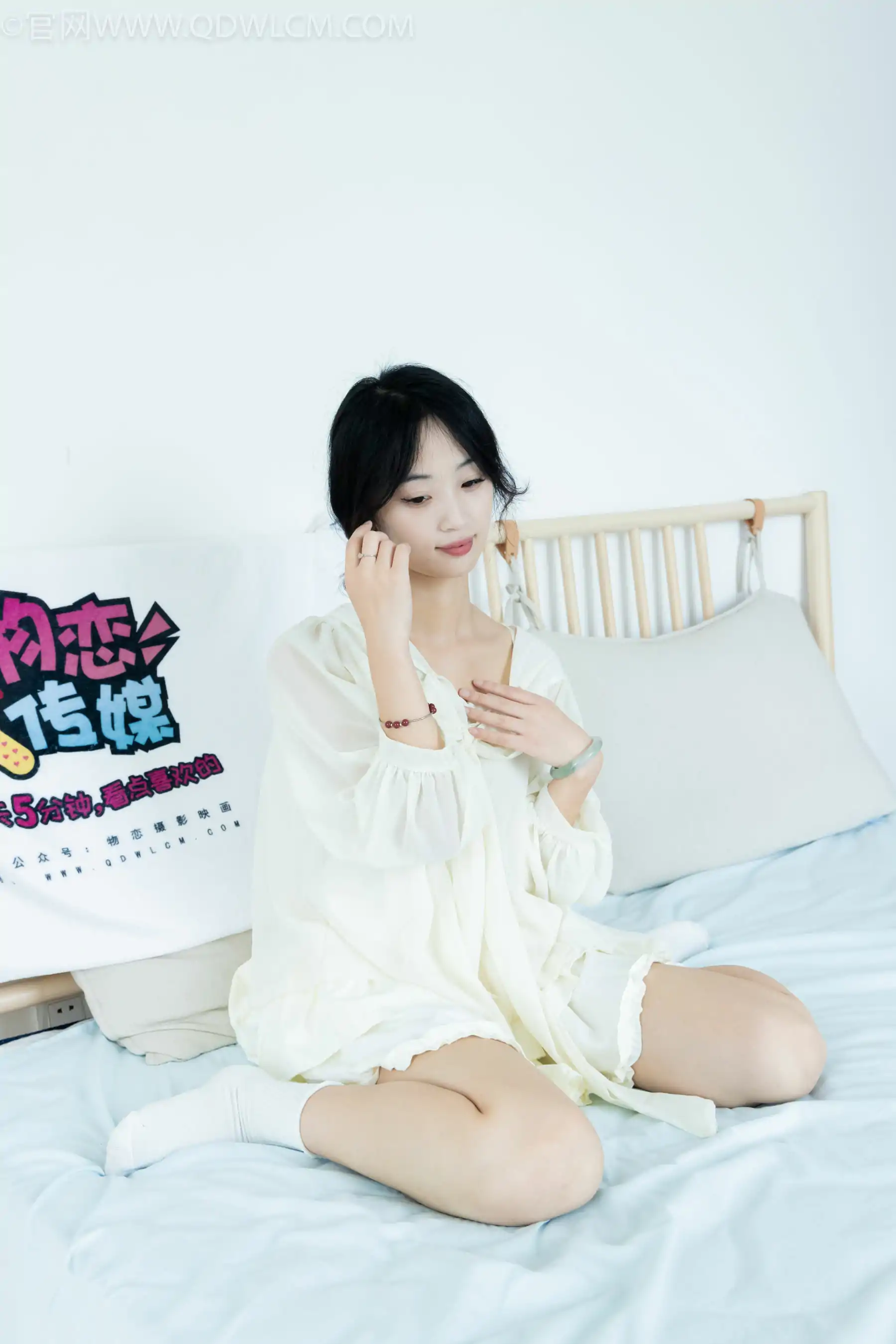 物恋传媒 No.2489 南南 - 板鞋、白棉袜、裸足