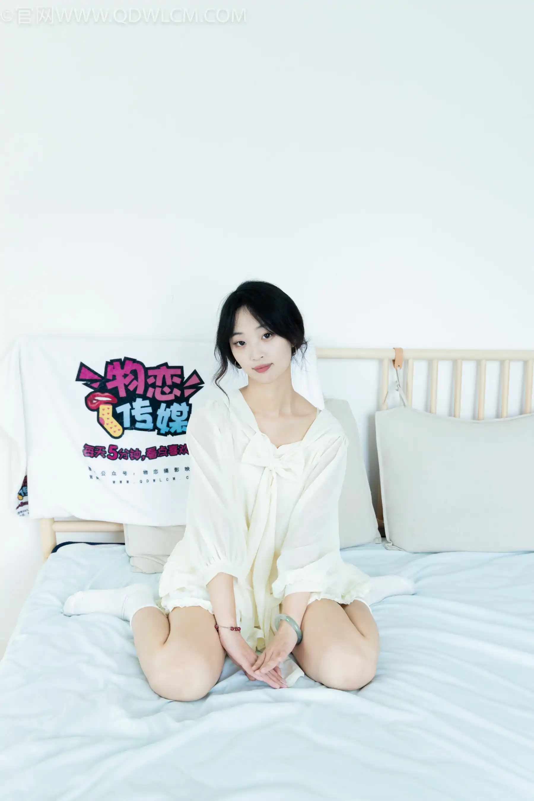 物恋传媒 No.2489 南南 - 板鞋、白棉袜、裸足