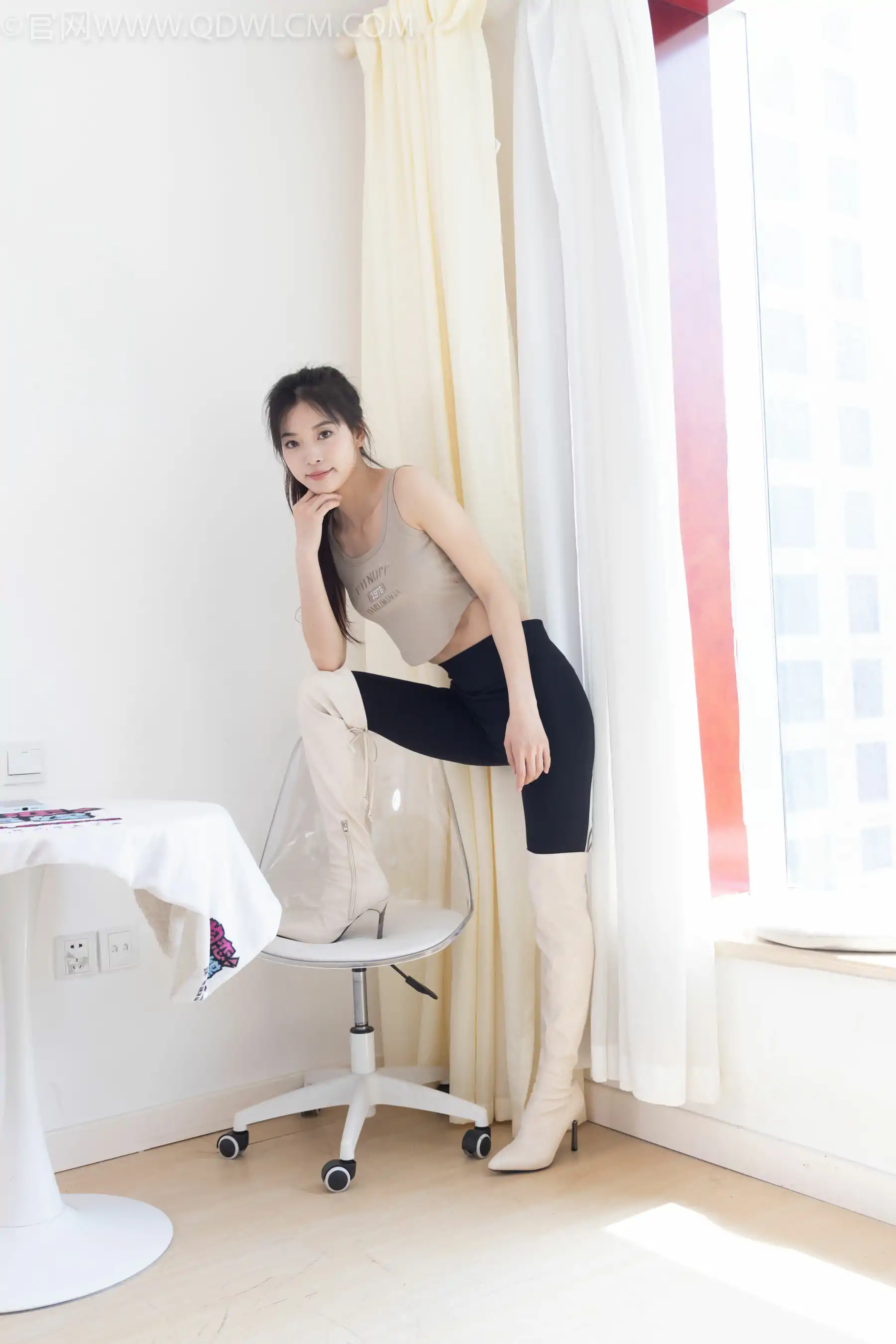 物恋传媒 No.2490 茯苓 - 长靴、白棉袜、裸足