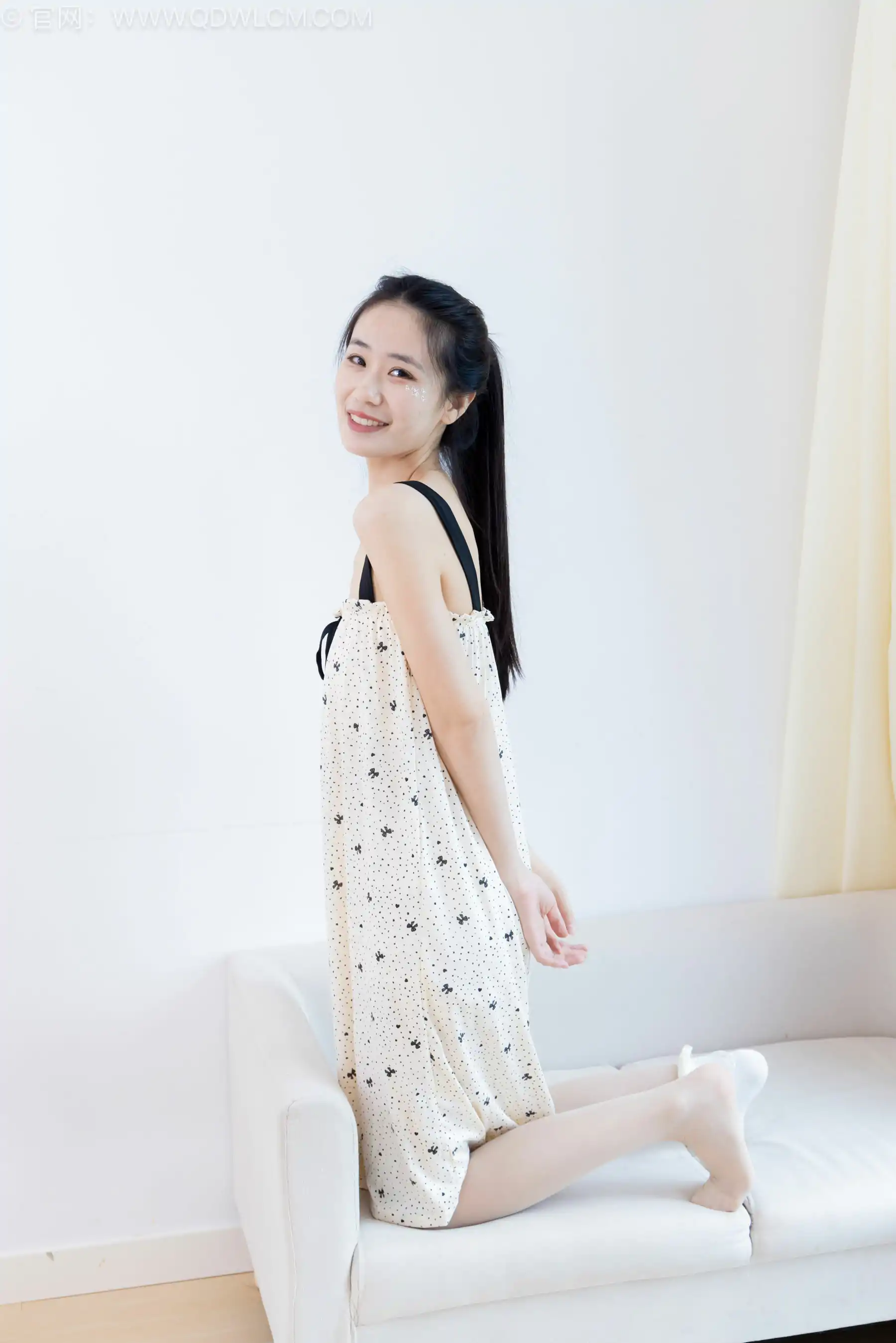 物恋传媒 No.2520 菜菜 - 帆布鞋、白棉袜、薄肉丝、睡裙