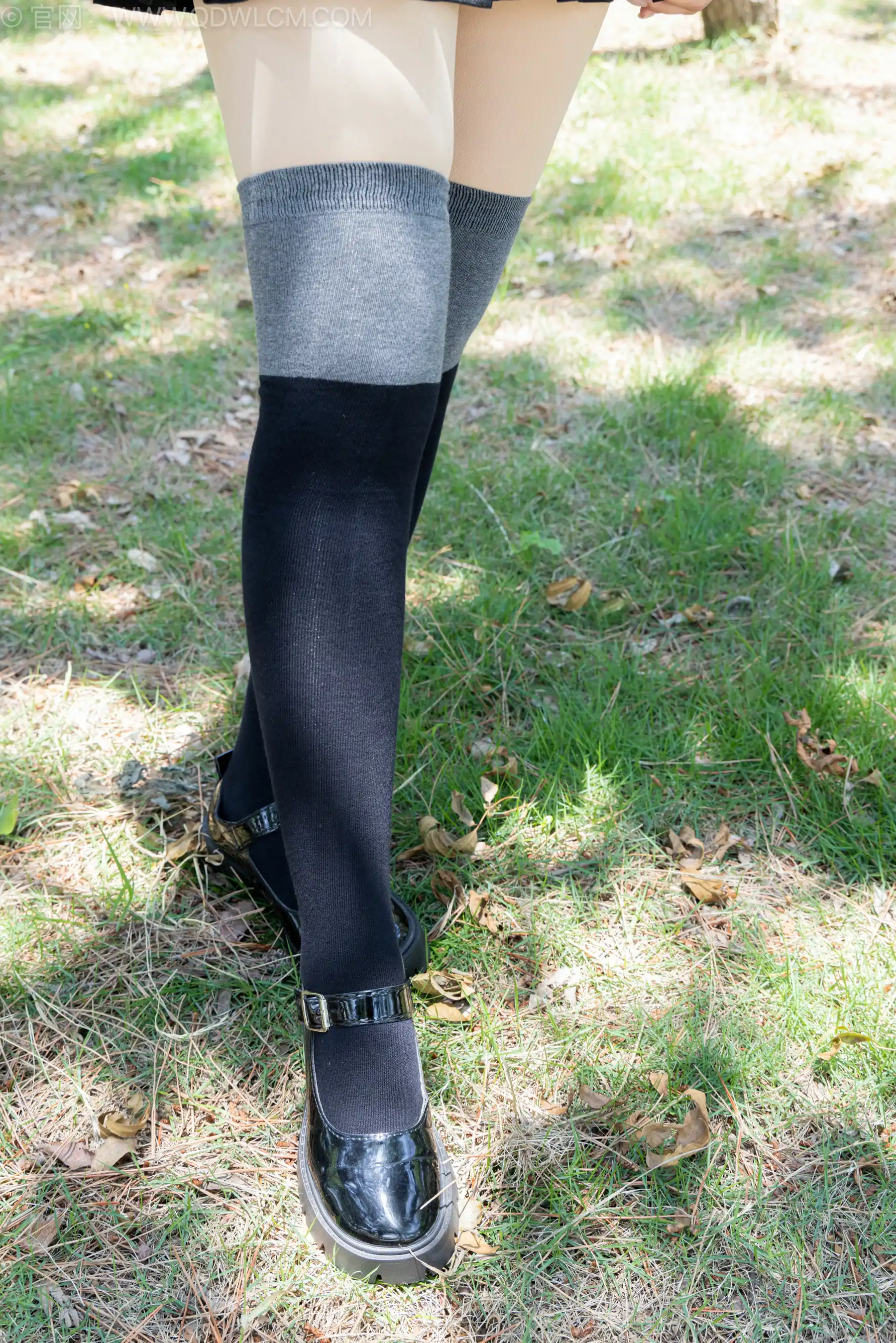 物恋传媒 No.2511 岚岚 - 制服、皮鞋、黑灰拼接过膝袜、厚肉丝