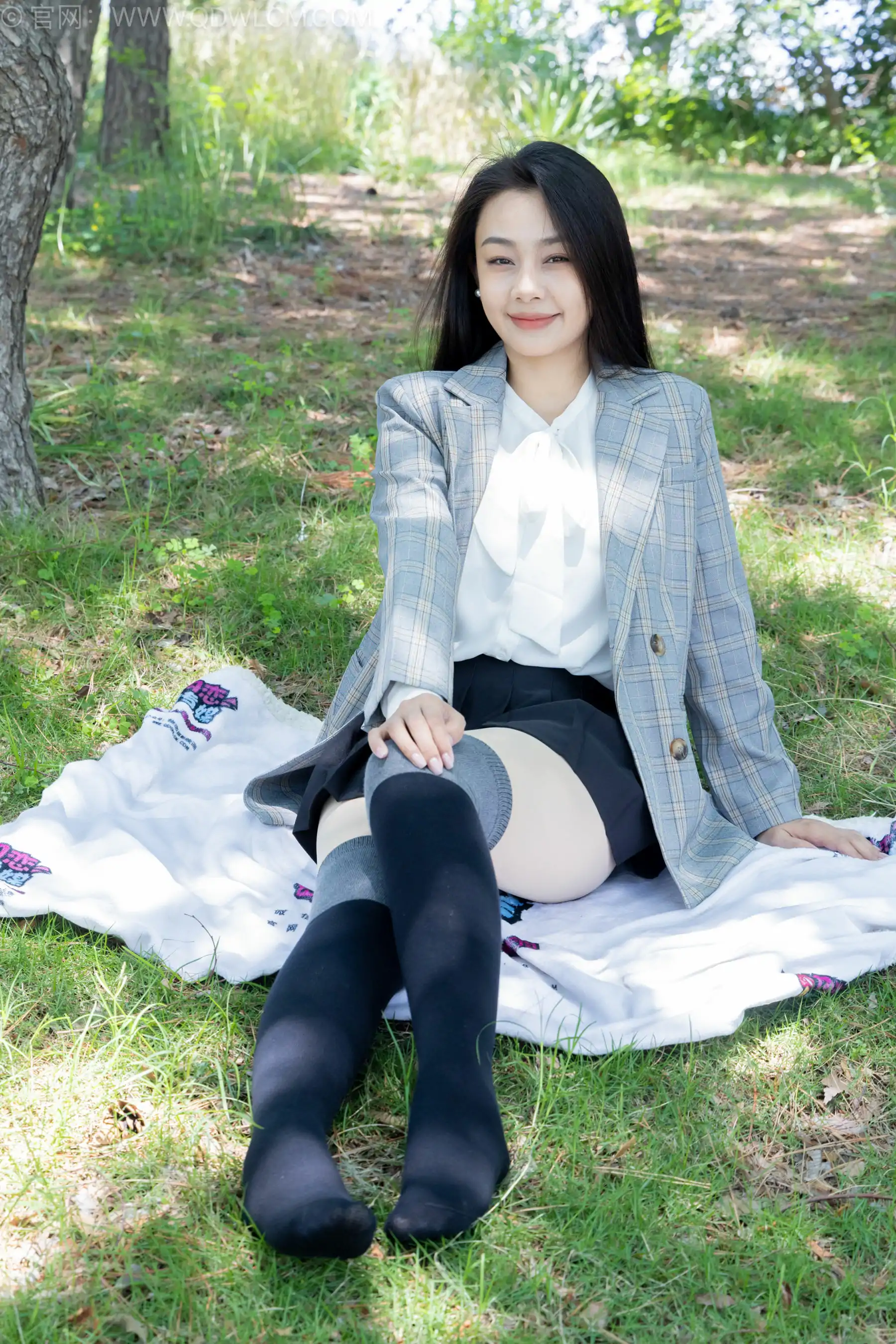 物恋传媒 No.2511 岚岚 - 制服、皮鞋、黑灰拼接过膝袜、厚肉丝