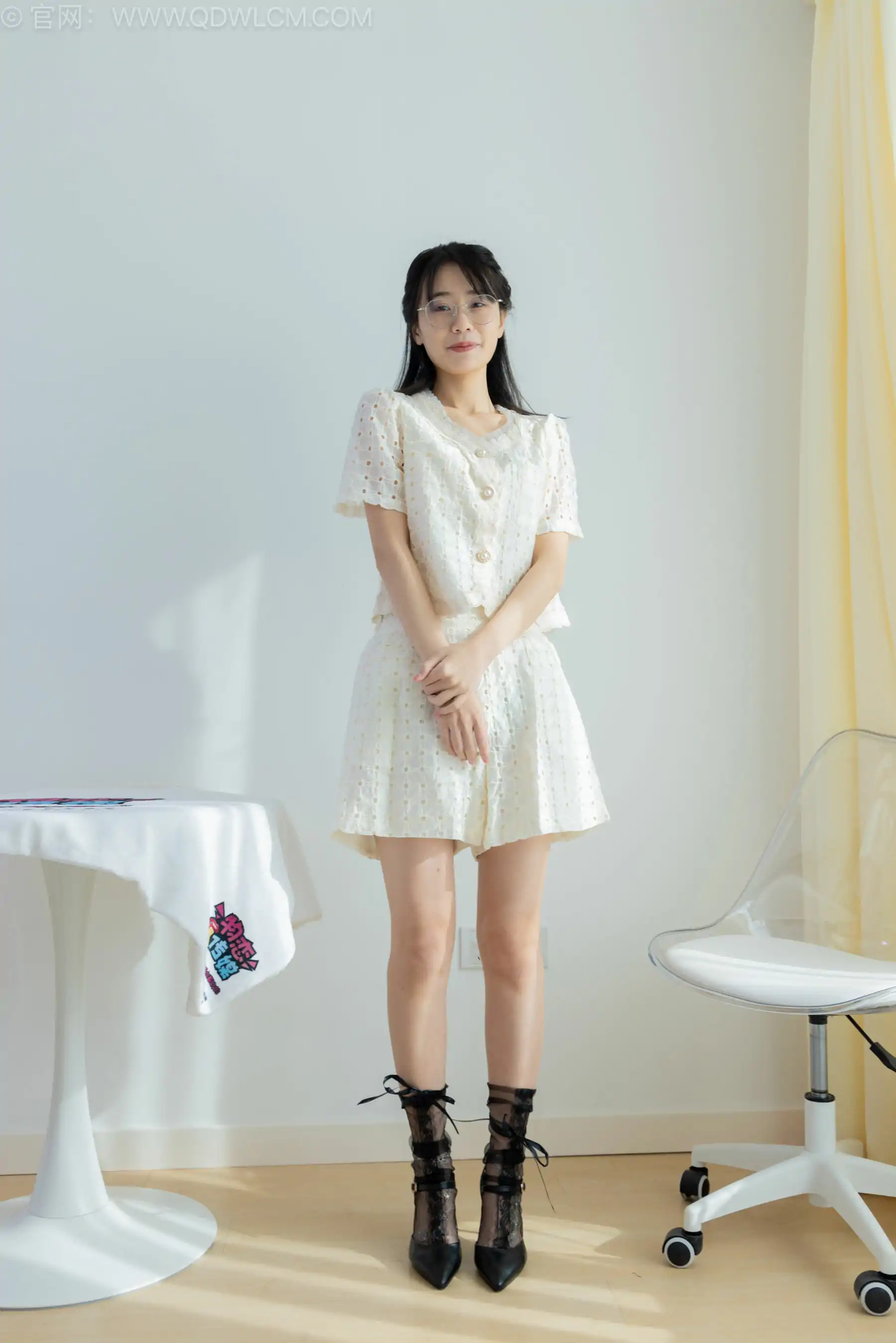 物恋传媒 No.2543 菜菜 - 高跟鞋、蕾丝短黑丝、裸足、银色脚链