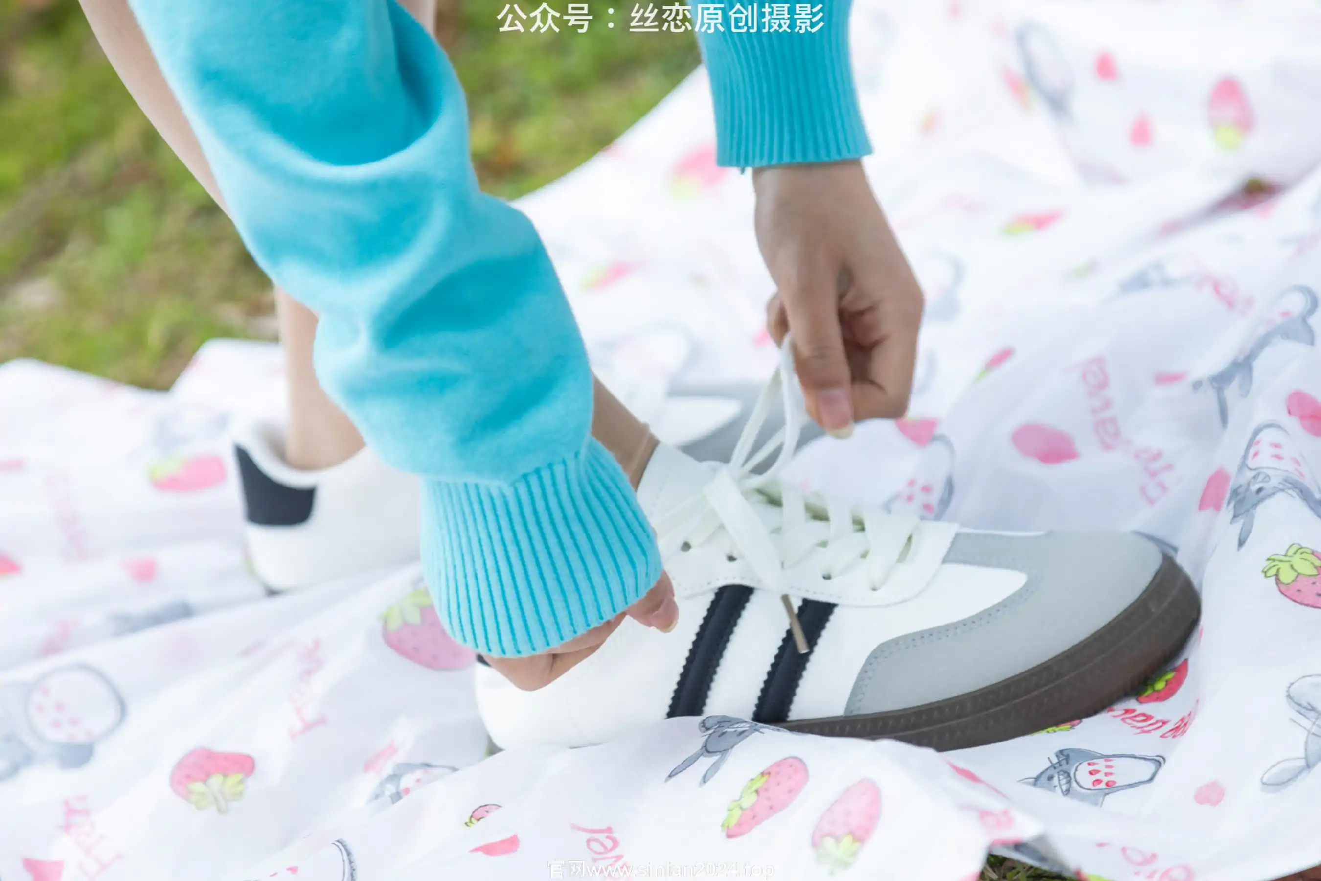 丝恋摄影 No.014 小梦 - 蓝色开衫 jk短裙 肉色丝袜 白色帆布鞋