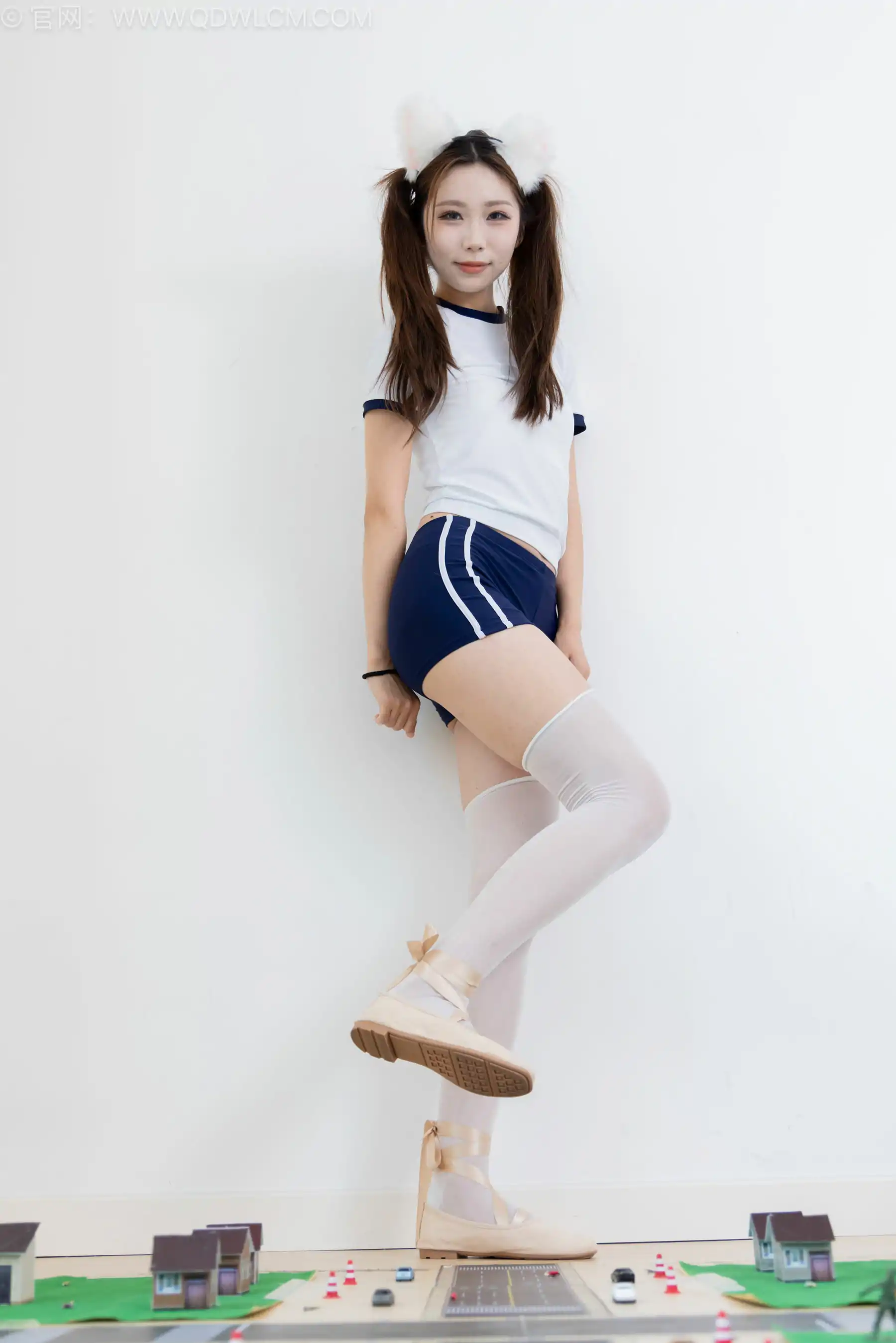 物恋传媒 No.2565 泡泡 - 平底鞋、薄白丝大腿袜、体操服