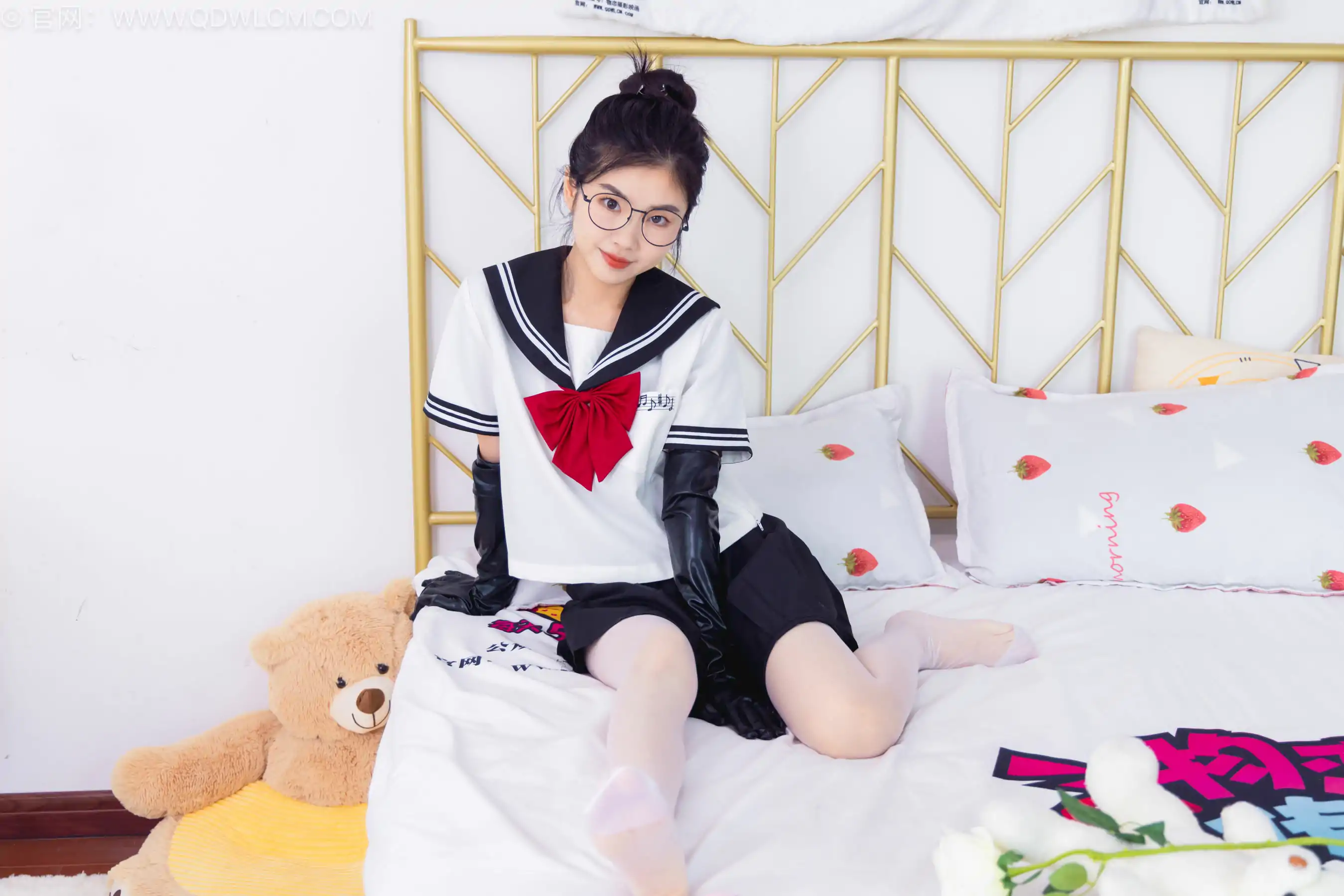 物恋传媒 No.2557 米米 - 高跟长靴、薄白丝、JK制服、皮手套