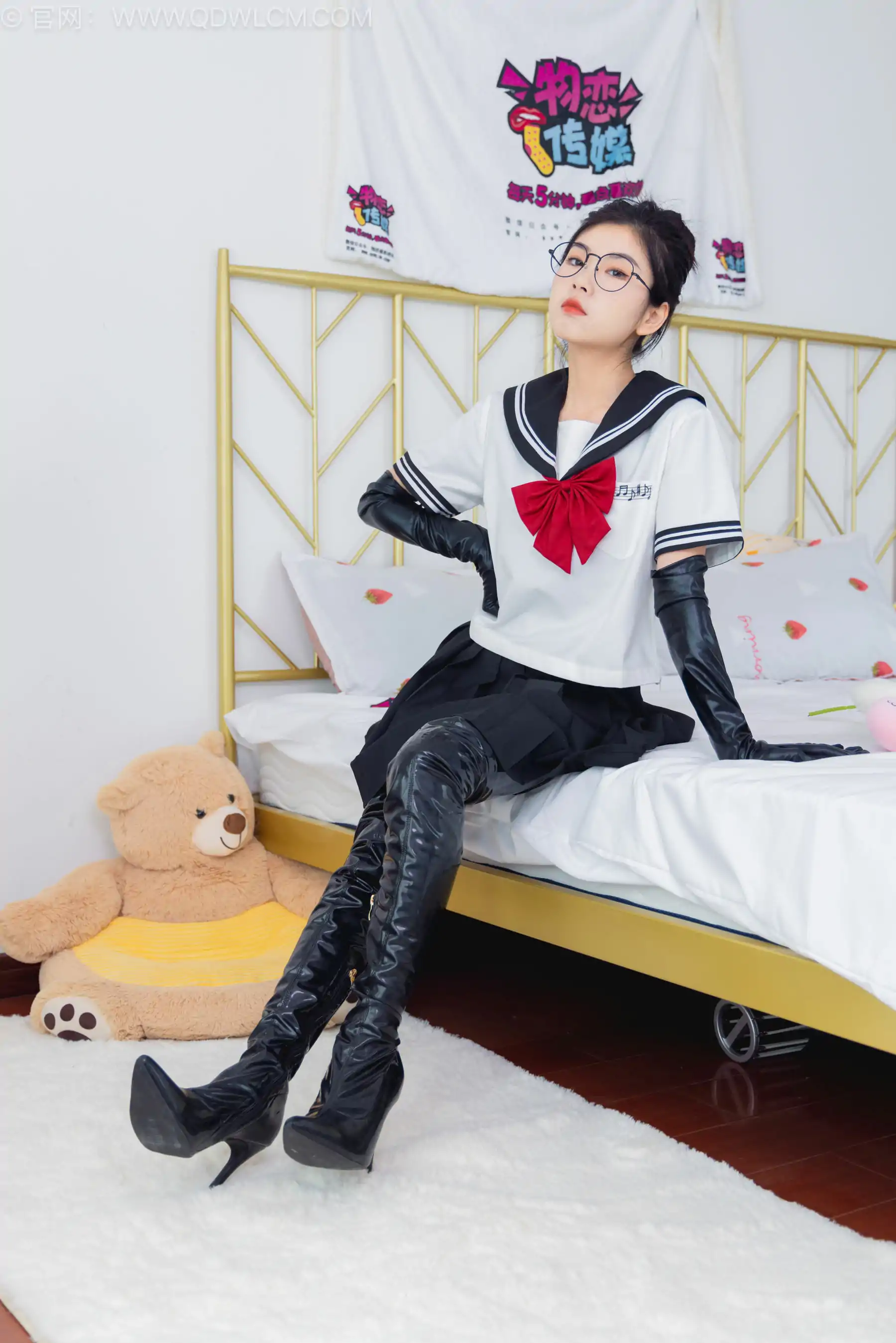 物恋传媒 No.2557 米米 - 高跟长靴、薄白丝、JK制服、皮手套