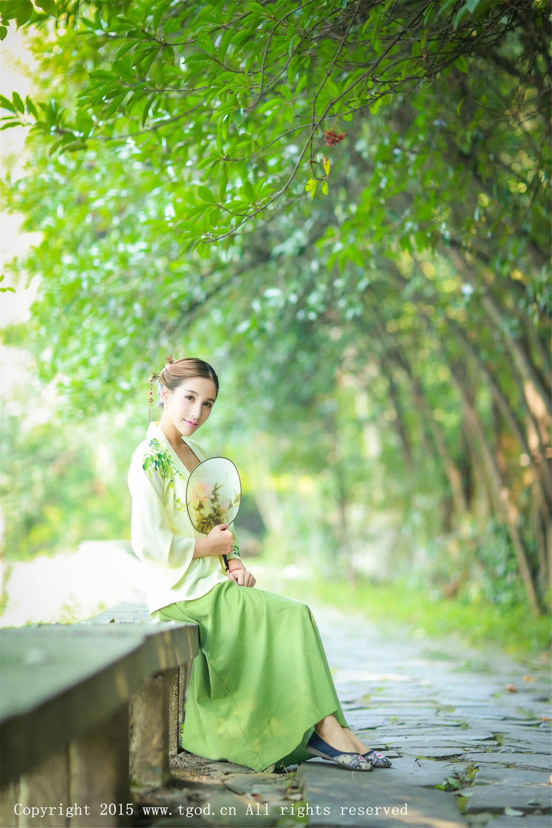 艾希ICE《女神身着清新汉服 从湖畔缓缓走来》 [TGOD推女神] 写真集