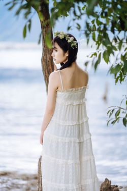 [COS福利] 微博福利姬镜酱 – 静夏之花环女孩(43P)-图云谷