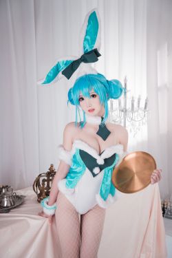 [网红COSER] 可爱人气Coser面饼仙儿 – 初音兔女郎(17P)-图云谷