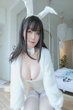 [COS福利] Coser小姐姐白银 – 白丝兔子(107P)-图云谷